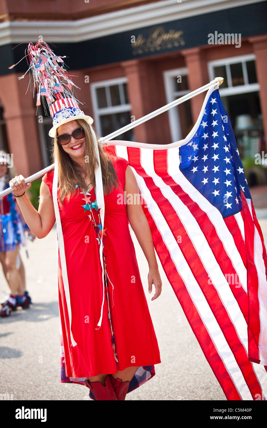 Una Donna vestita in costume patriottico nell'I'sulla comunità 4 di luglio parade. Foto Stock