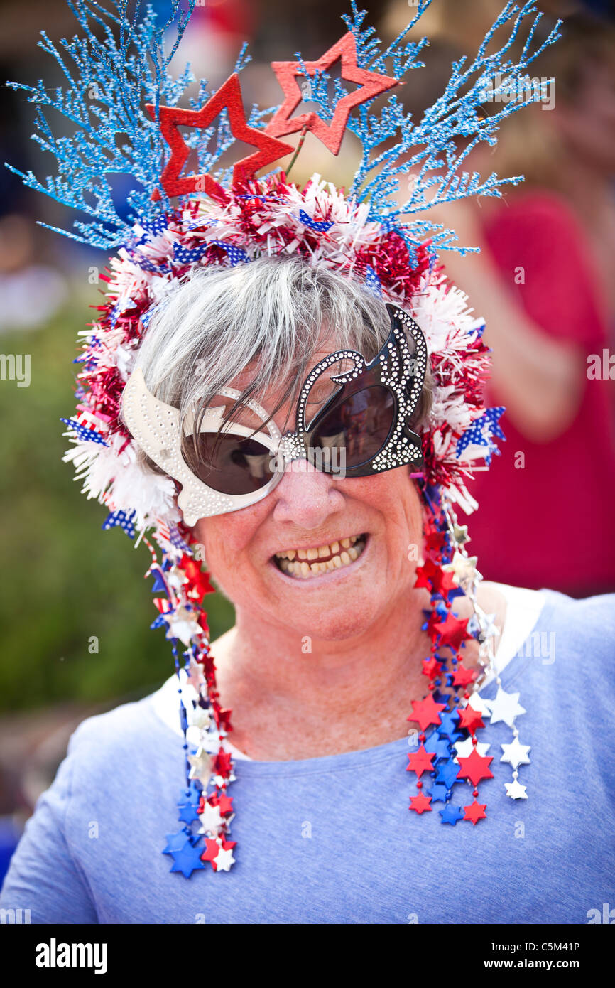 Una Donna vestita in costume patriottico sorge nell'I'sulla comunità 4 di luglio parade. Foto Stock