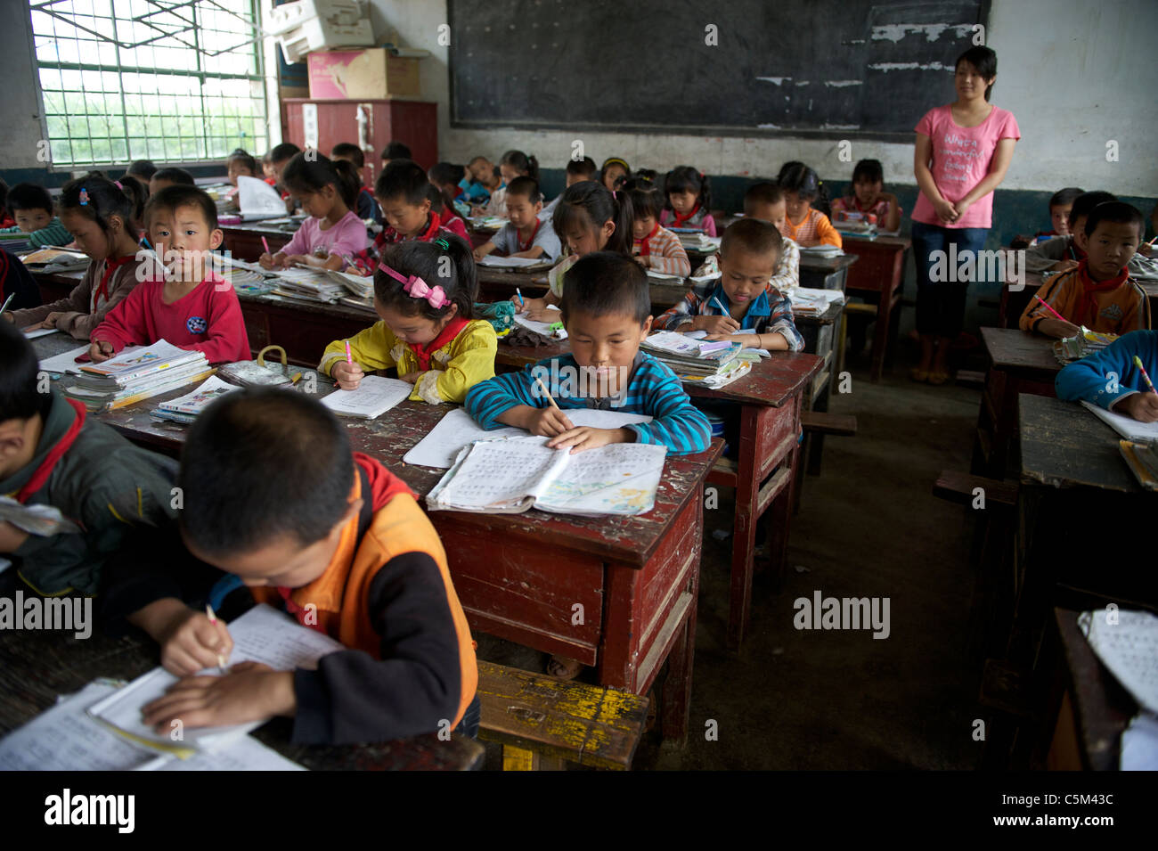 Cinese Scuola primaria gli studenti che frequentano la classe in un villaggio di poveri in Shangluo, provincia di Shaanxi, Cina. 21-Maggio-2011 Foto Stock