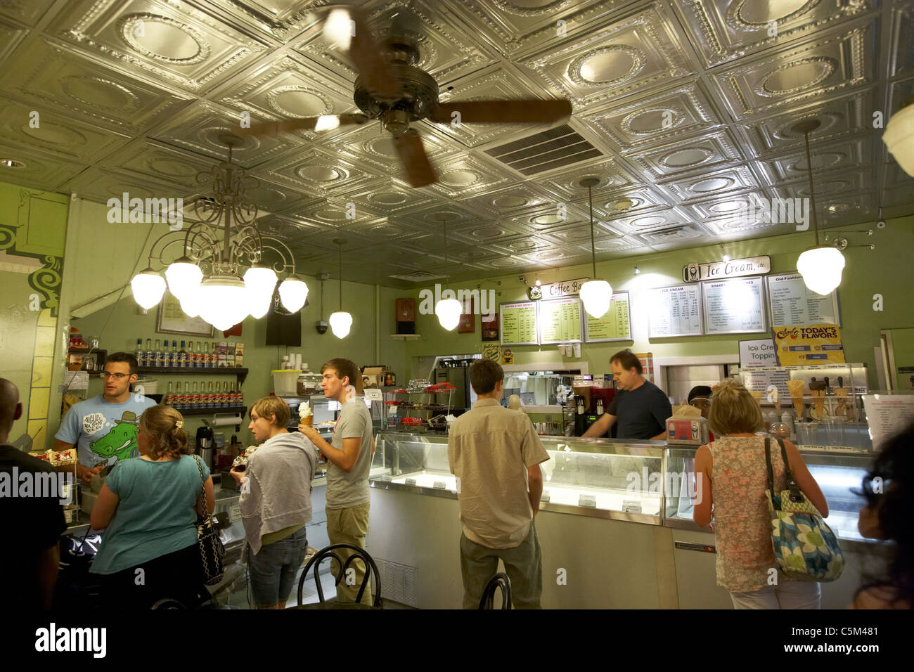 I clienti all'interno della coda del mikes gelateria Nashville Tennessee USA Foto Stock