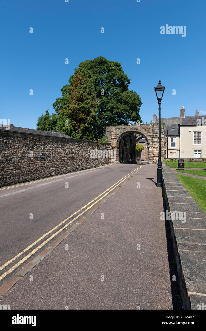 Carreggiata attraverso St Wilfrid's Gate Medieval arcata in pietra vicino a Hexham Abbey Foto Stock