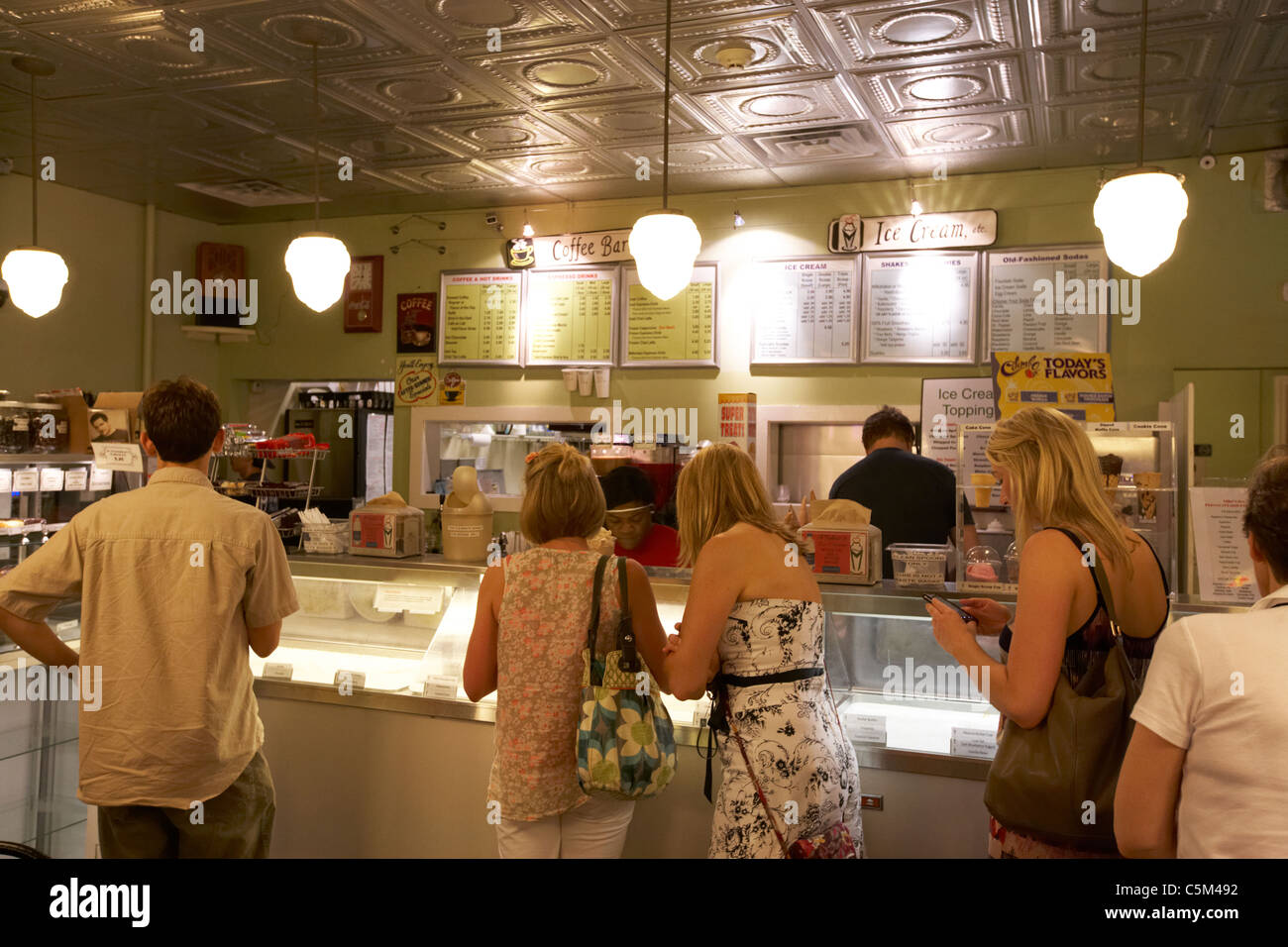 I clienti all'interno della coda del mikes gelateria Nashville Tennessee USA Foto Stock
