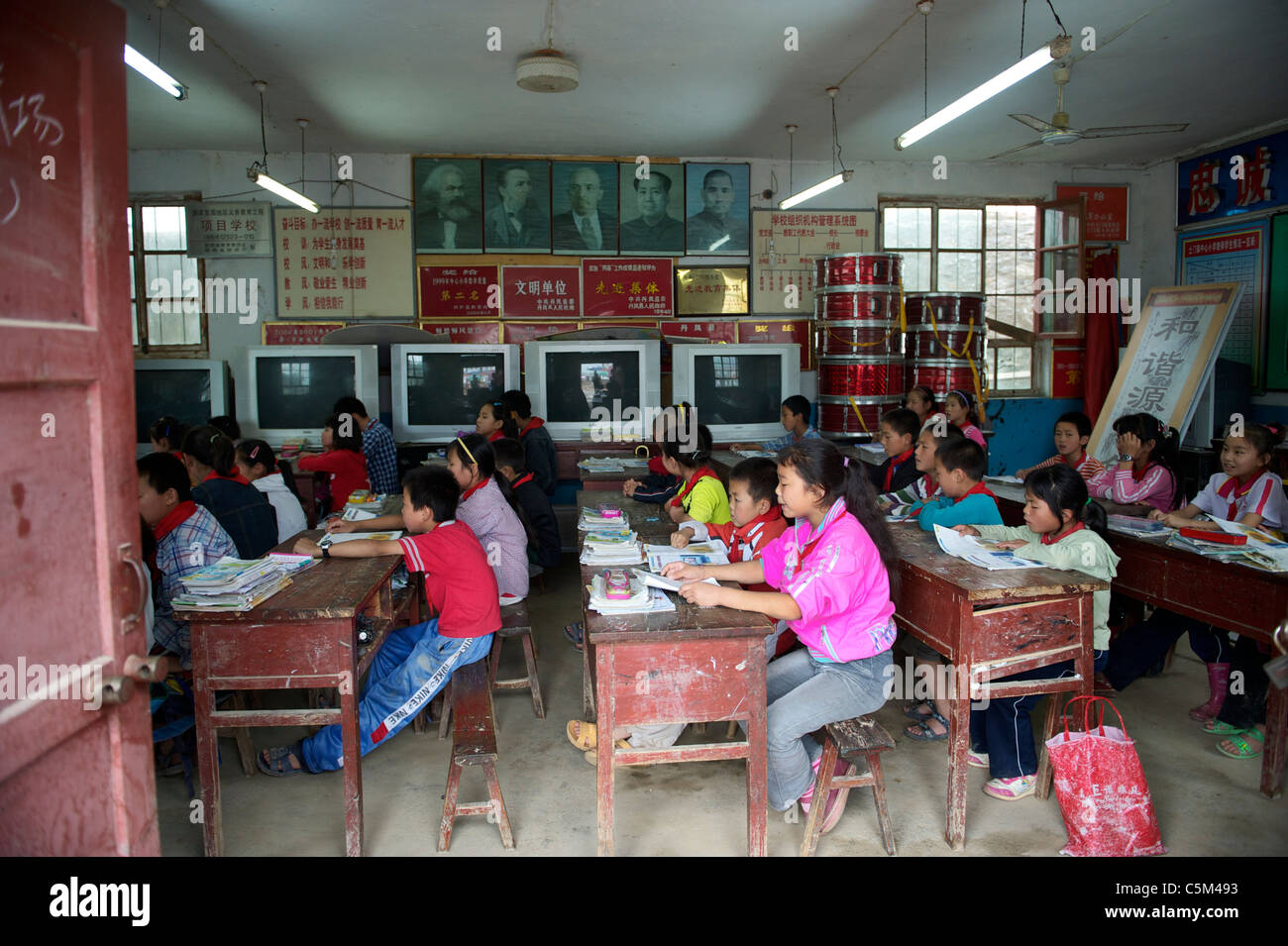 Cinese Scuola primaria gli studenti che frequentano la classe in un villaggio di poveri in Shangluo, provincia di Shaanxi, Cina. 21-Maggio-2011 Foto Stock