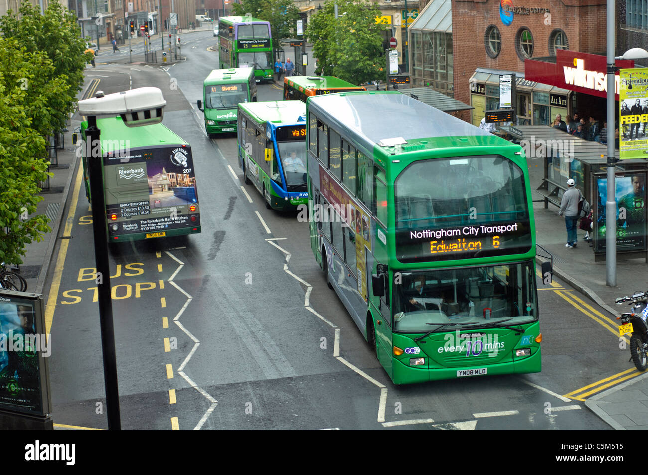 Il Nottingham City Centre street, occupato con autobus di linea Foto Stock