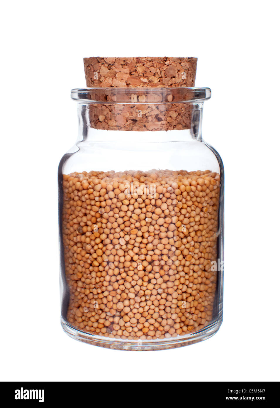 Bottiglia di vetro pieno di semi di senape isolati su sfondo bianco Foto Stock