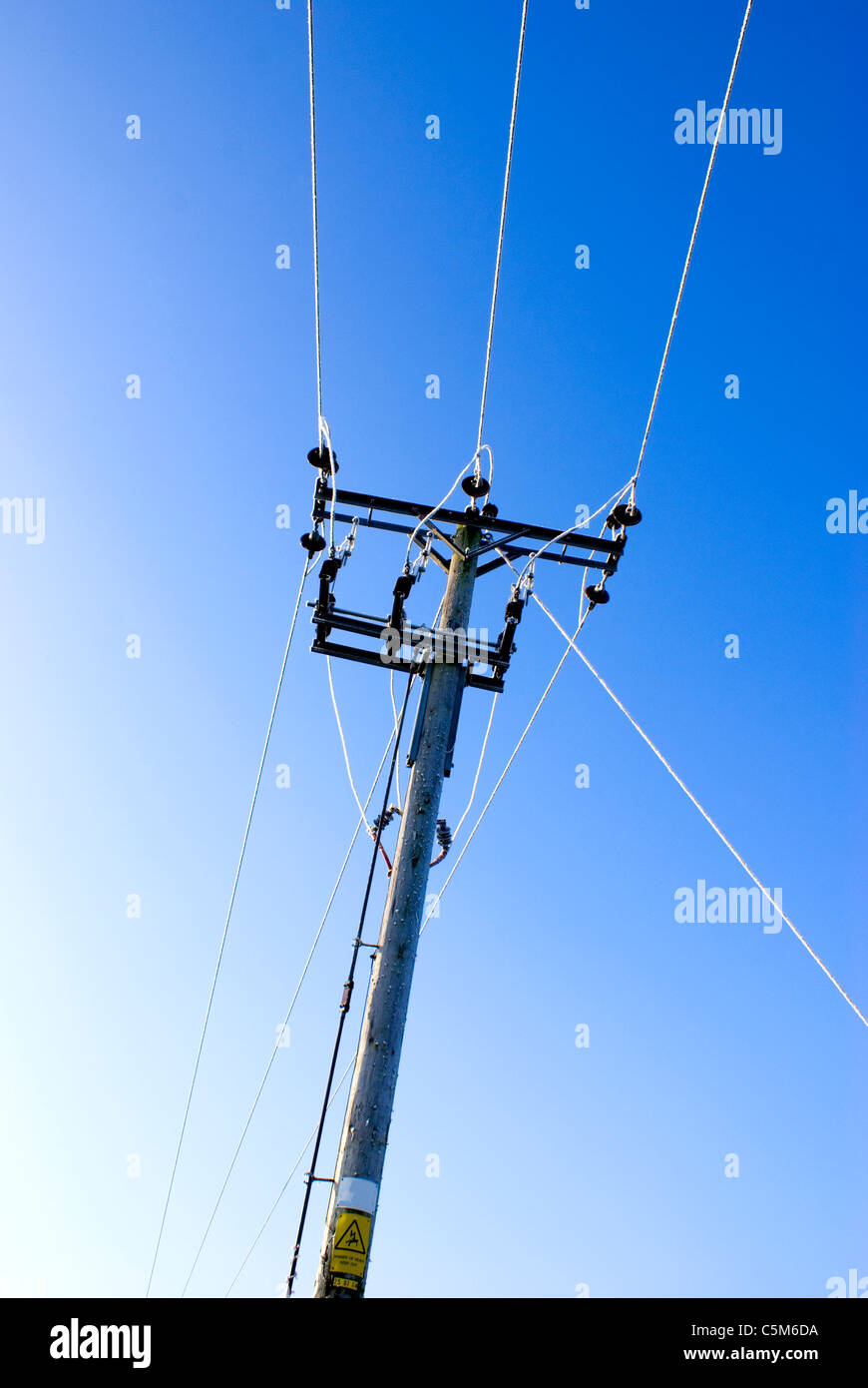 La distribuzione di energia elettrica la pole con ghiaccio sui fili Foto Stock