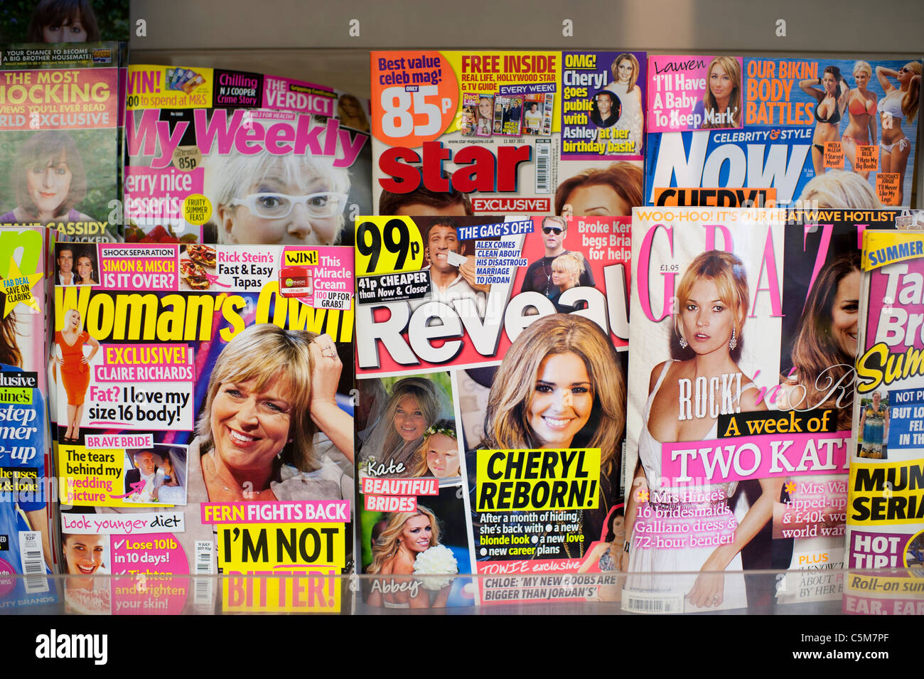 Coperchi anteriori di varie donne riviste settimanali in un edicola Negozio REGNO UNITO Foto Stock