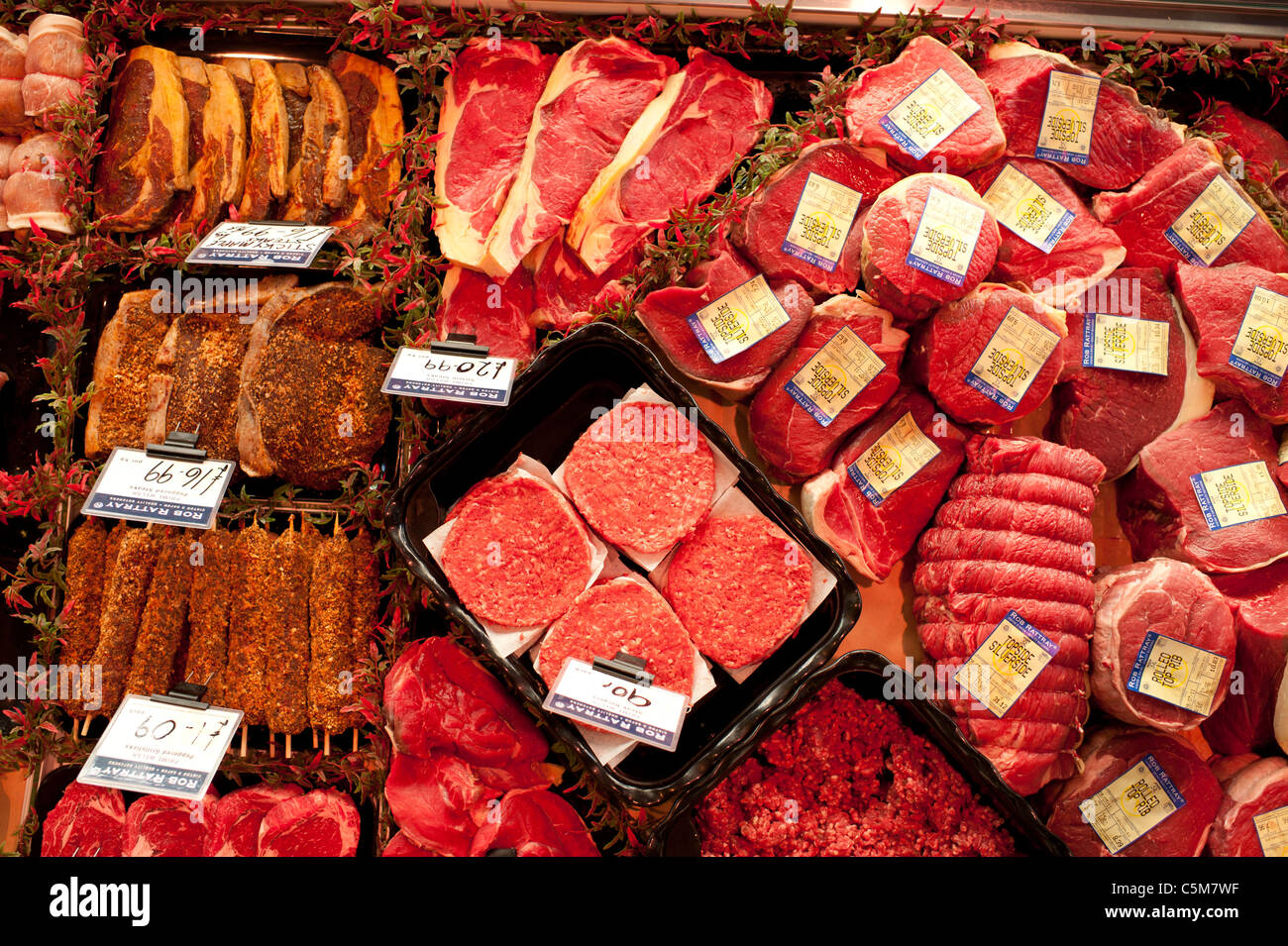 Vari tagli e giunti di carni carni locali in vendita a Rob Rattray è indipendente dalla piccola macelleria, Aberystwyth Wales UK. Foto Stock