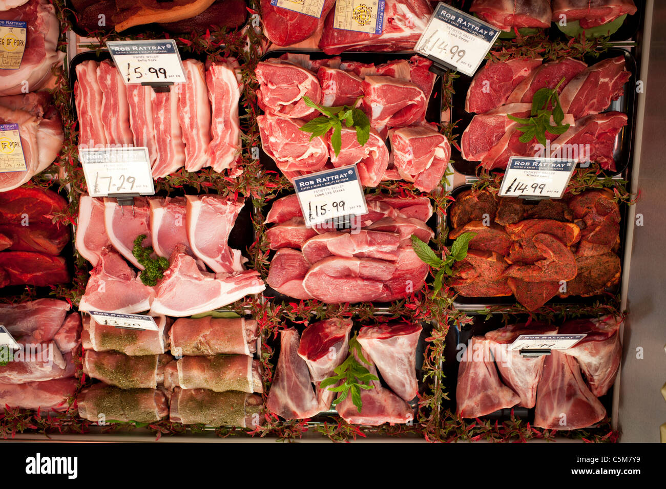Vari tagli e giunti di carni carni locali in vendita a Rob Rattray è indipendente dalla piccola macelleria, Aberystwyth Wales UK. Foto Stock