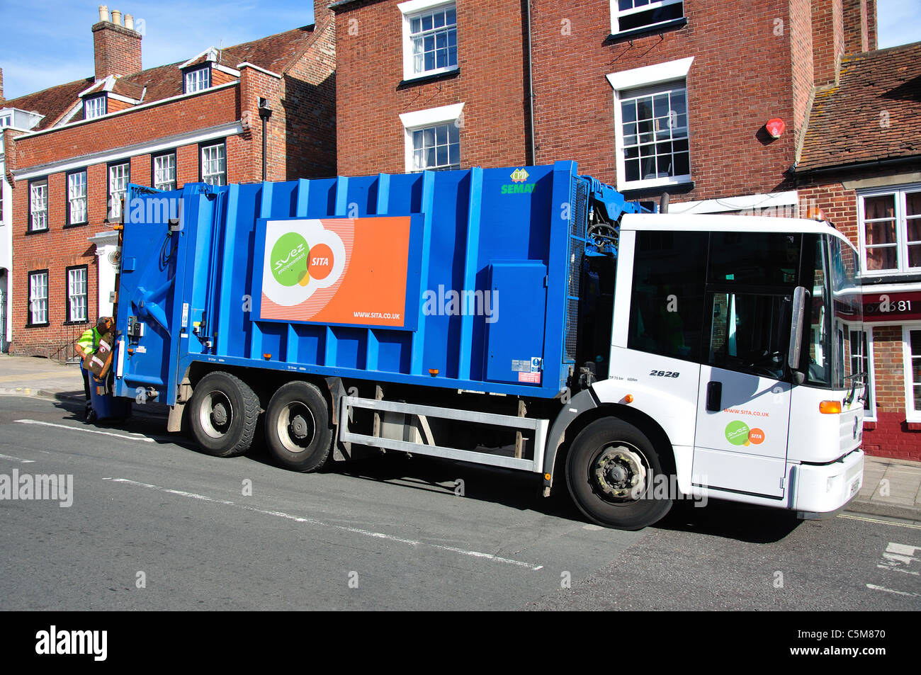 Camion della spazzatura su High Street, Lymington, nuovo Distretto Forestale, Hampshire, Inghilterra, Regno Unito Foto Stock