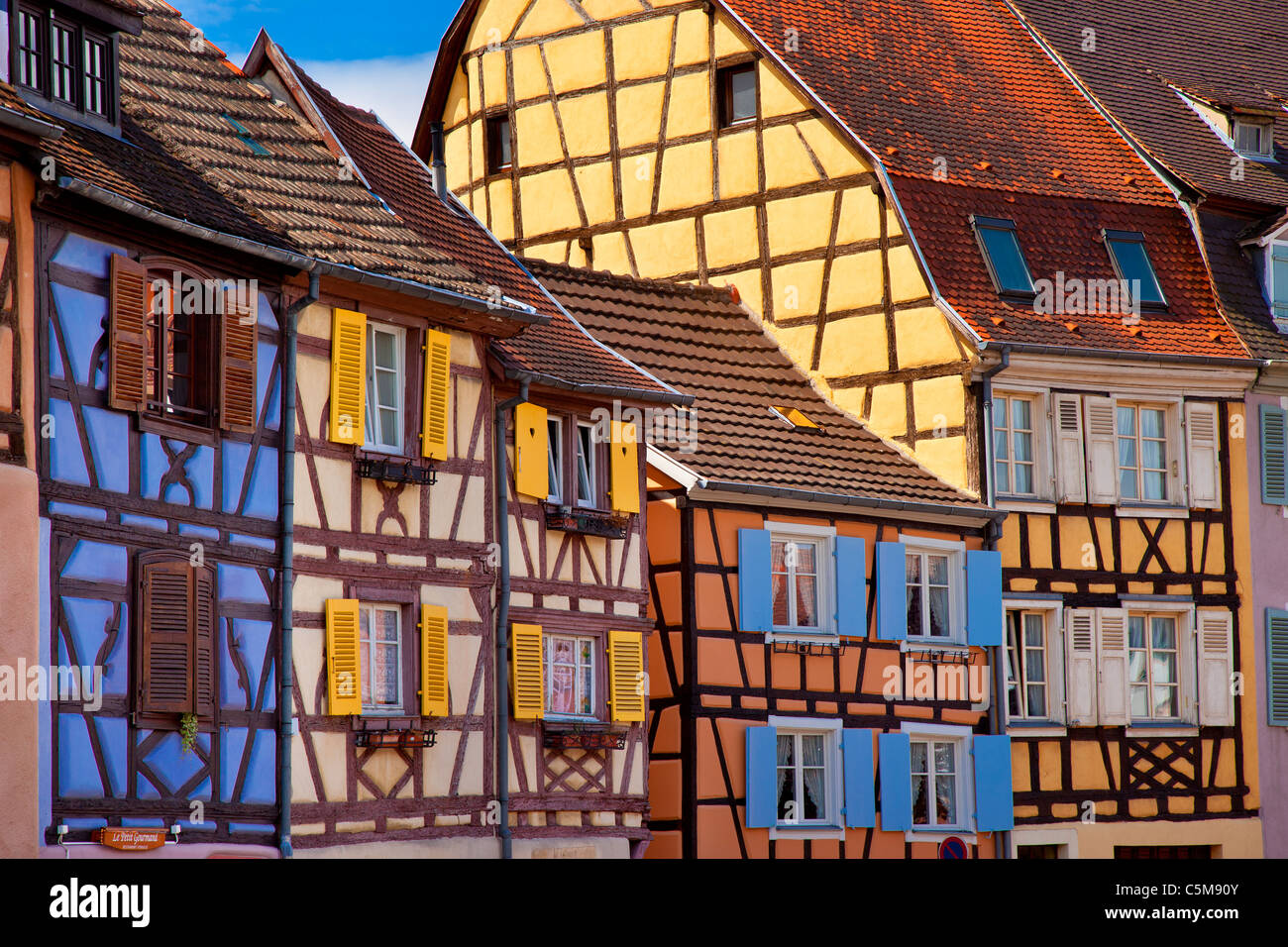 Colorata semi-case con travi di legno di Petite Venezia nella vecchia città di Colmar, lungo Quai de la Poisonnerie, Alsazia Haut-Rhin Francia Foto Stock