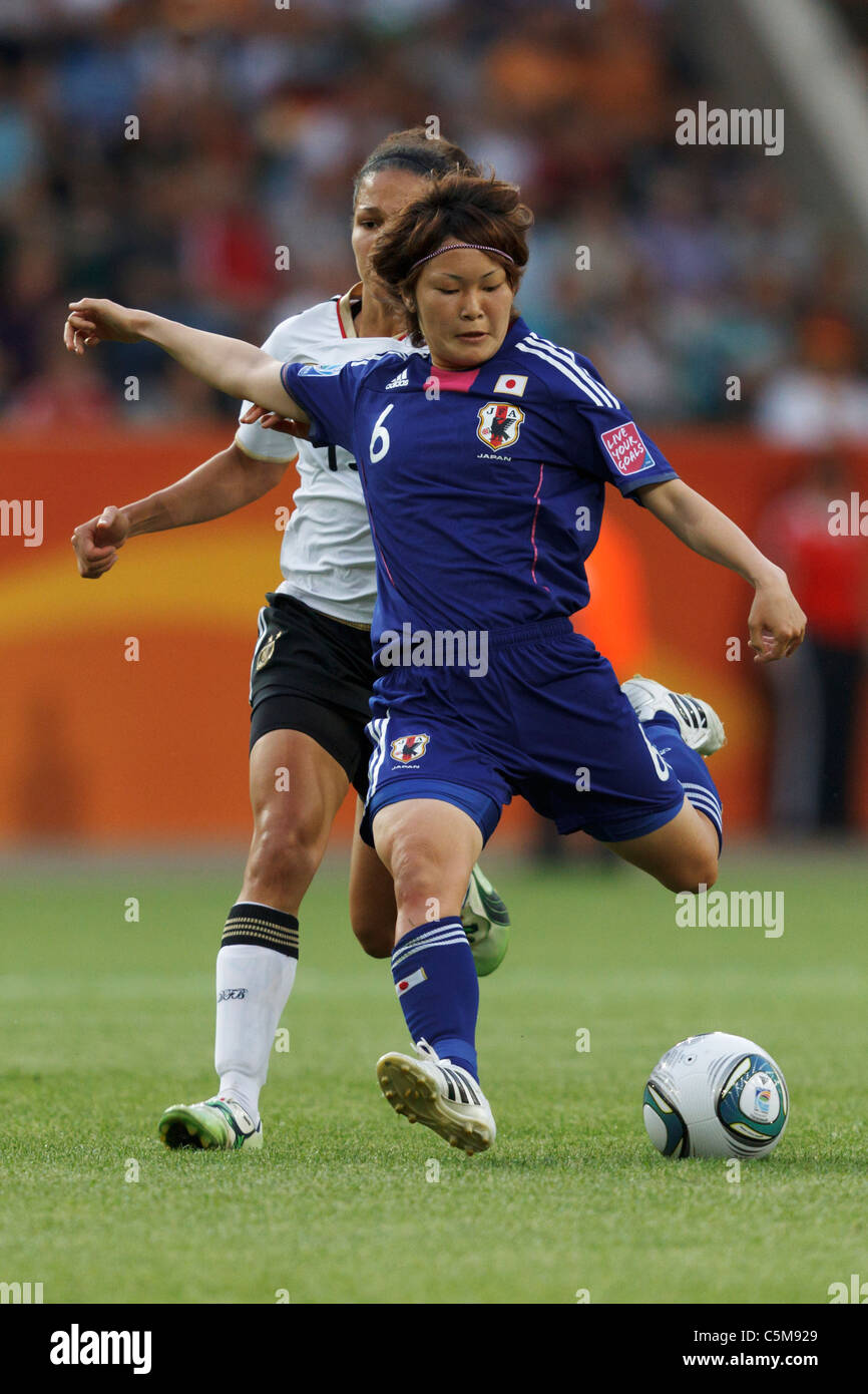 Mizuho Sakaguchi del Giappone set a calciare il pallone durante un 2011 FIFA Coppa del Mondo Donne quarterfinal partita di calcio contro la Germania. Foto Stock