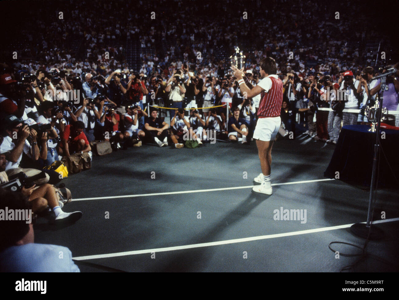 Jimmy Connors (USA) tenendo la sua del vincitore del trofeo al 1983 US Open Tennis Championships Foto Stock