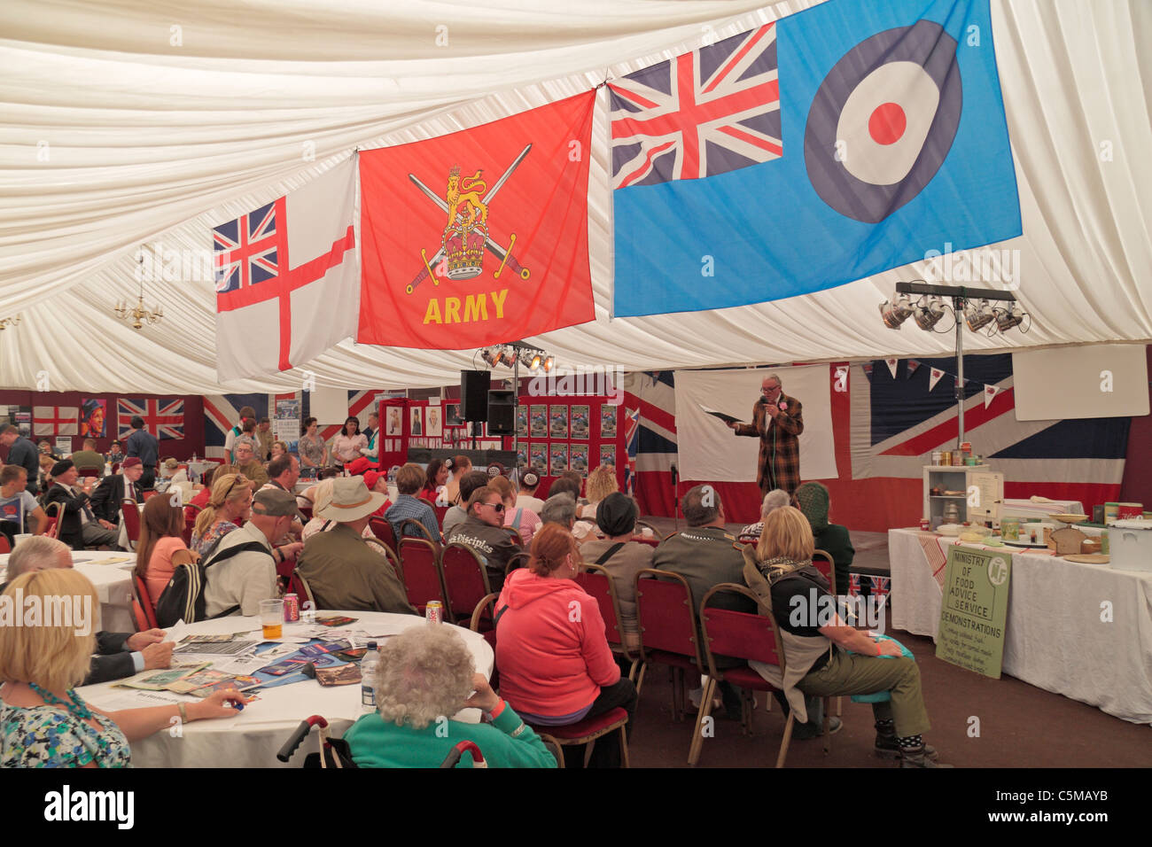 Live music hall di prestazioni di tipo a 2011 Guerra e Pace mostra al luppolo in fattoria, Paddock Wood, Kent, Regno Unito. Esercito, Marina & Air Force flag. Foto Stock