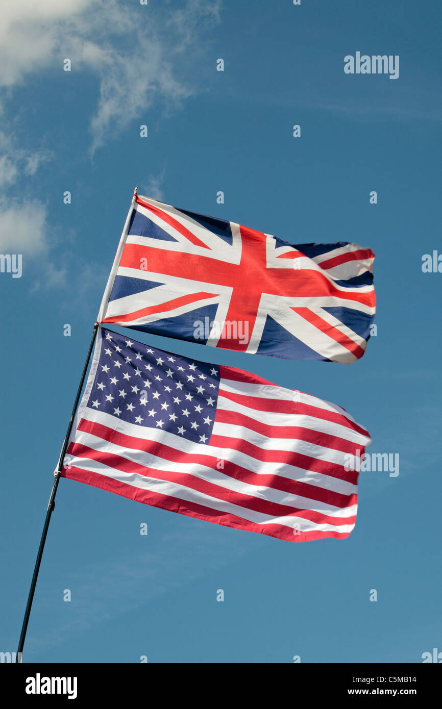 Una bandiera europea e stella Lamas banner volare insieme al 2011 Guerra e Pace mostra al luppolo in fattoria, Paddock Wood, Kent, Regno Unito. Foto Stock