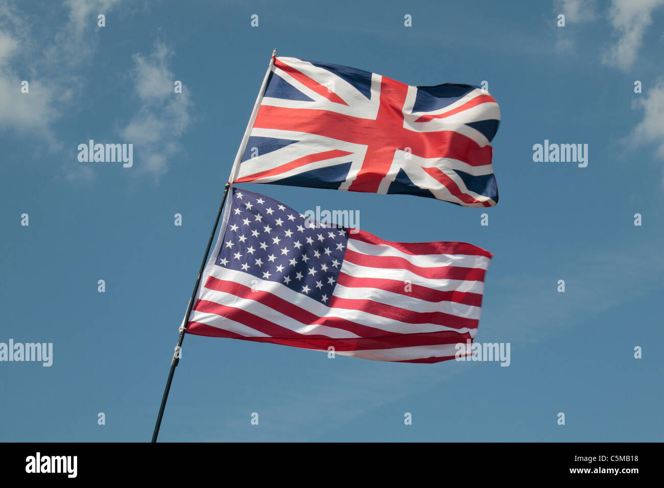 Una bandiera europea e stella Lamas banner volare insieme al 2011 Guerra e Pace mostra al luppolo in fattoria, Paddock Wood, Kent, Regno Unito. Foto Stock
