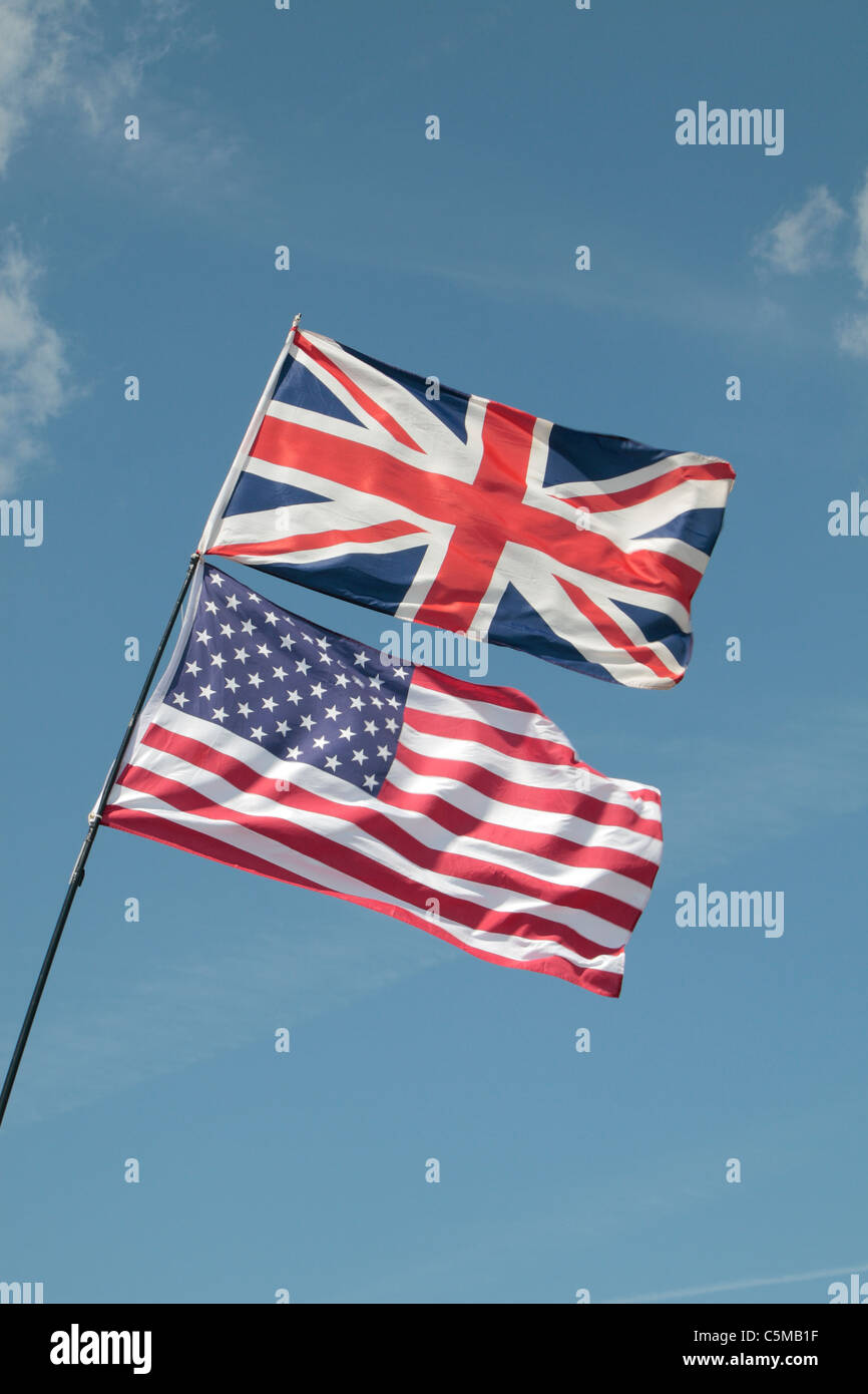 Una bandiera europea e stella Lamas banner volare insieme al 2011 Guerra e Pace mostra al luppolo in fattoria, Paddock Wood, Kent, Regno Unito. Foto Stock