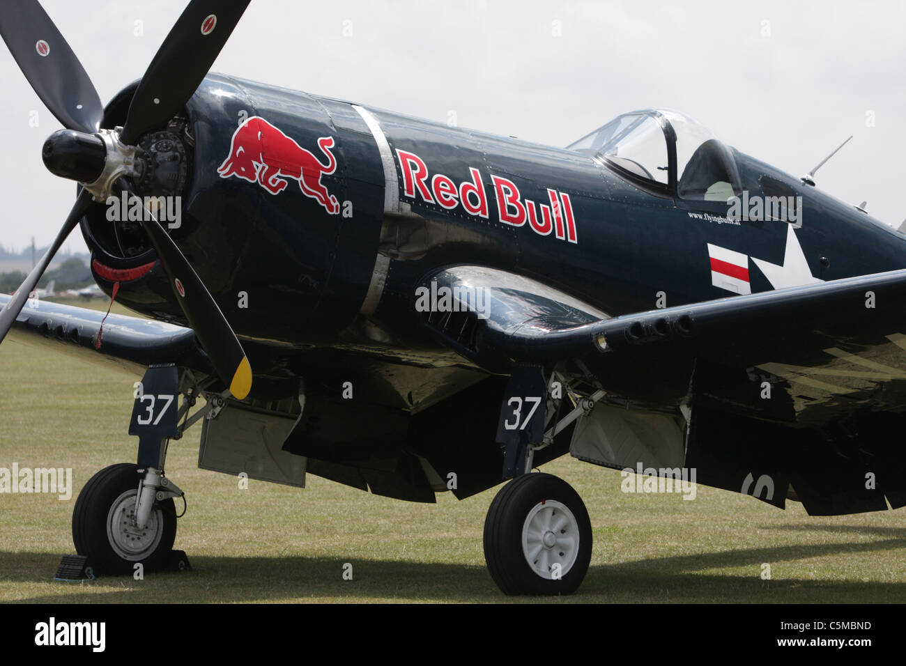 La Red Bull Chance Vought Corsair al 2011 Flying Legends air show di Duxford, Inghilterra. Foto Stock