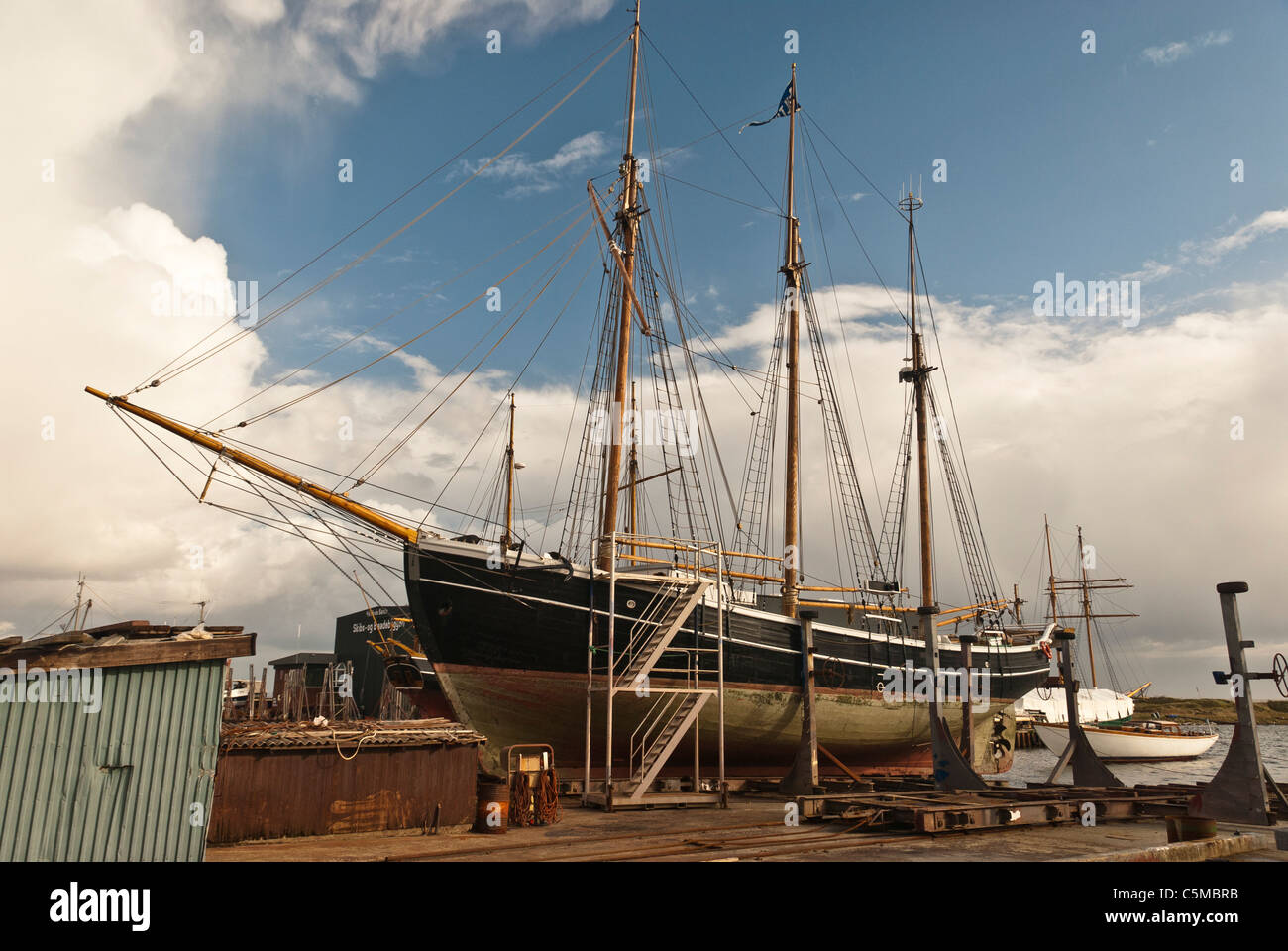 Vecchie navi a vela sono in bacino di carenaggio, porto di Hvide Sande, nello Jutland, Danimarca Foto Stock