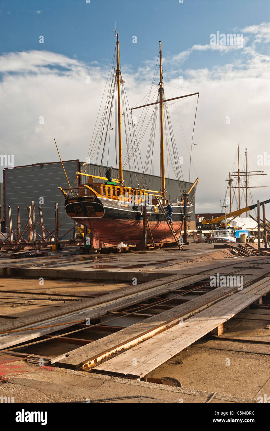 Vecchie navi a vela sono in bacino di carenaggio, porto di Hvide Sande, nello Jutland, Danimarca Foto Stock