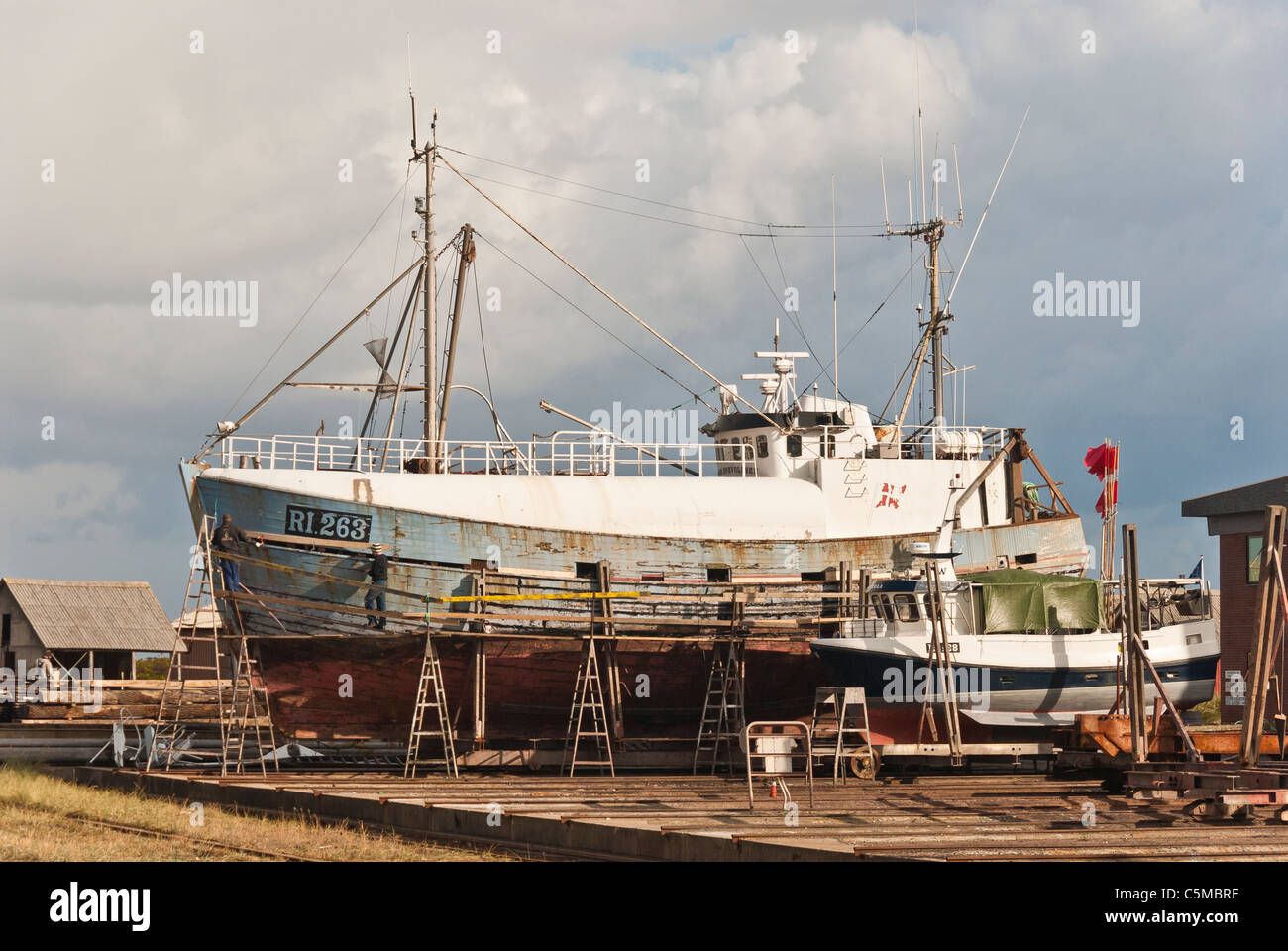 Vecchia barca da pesca sono in bacino di carenaggio, porto di Hvide Sande, nello Jutland, Danimarca Foto Stock