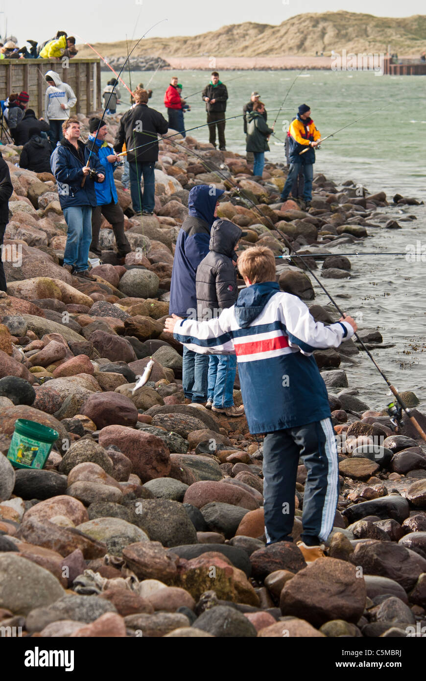 Il pescatore nel porto di Hvide Sande, nello Jutland, Danimarca Foto Stock