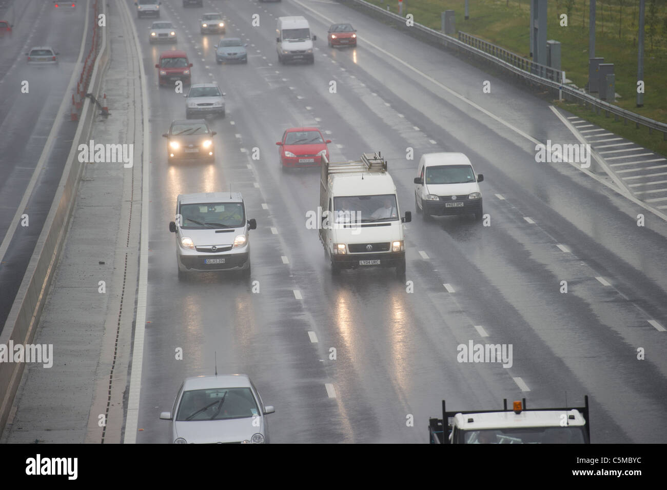Il traffico sulla M25 in Essex durante pioggia pesante causando spray e di ridotta visibilità. Foto Stock