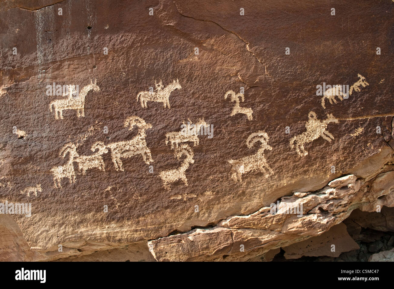 Incisioni rupestri di nativi americani, circa 1500 anni, vicino WOLF Ranch, il Parco Nazionale di Arches, Utah, Stati Uniti d'America Foto Stock