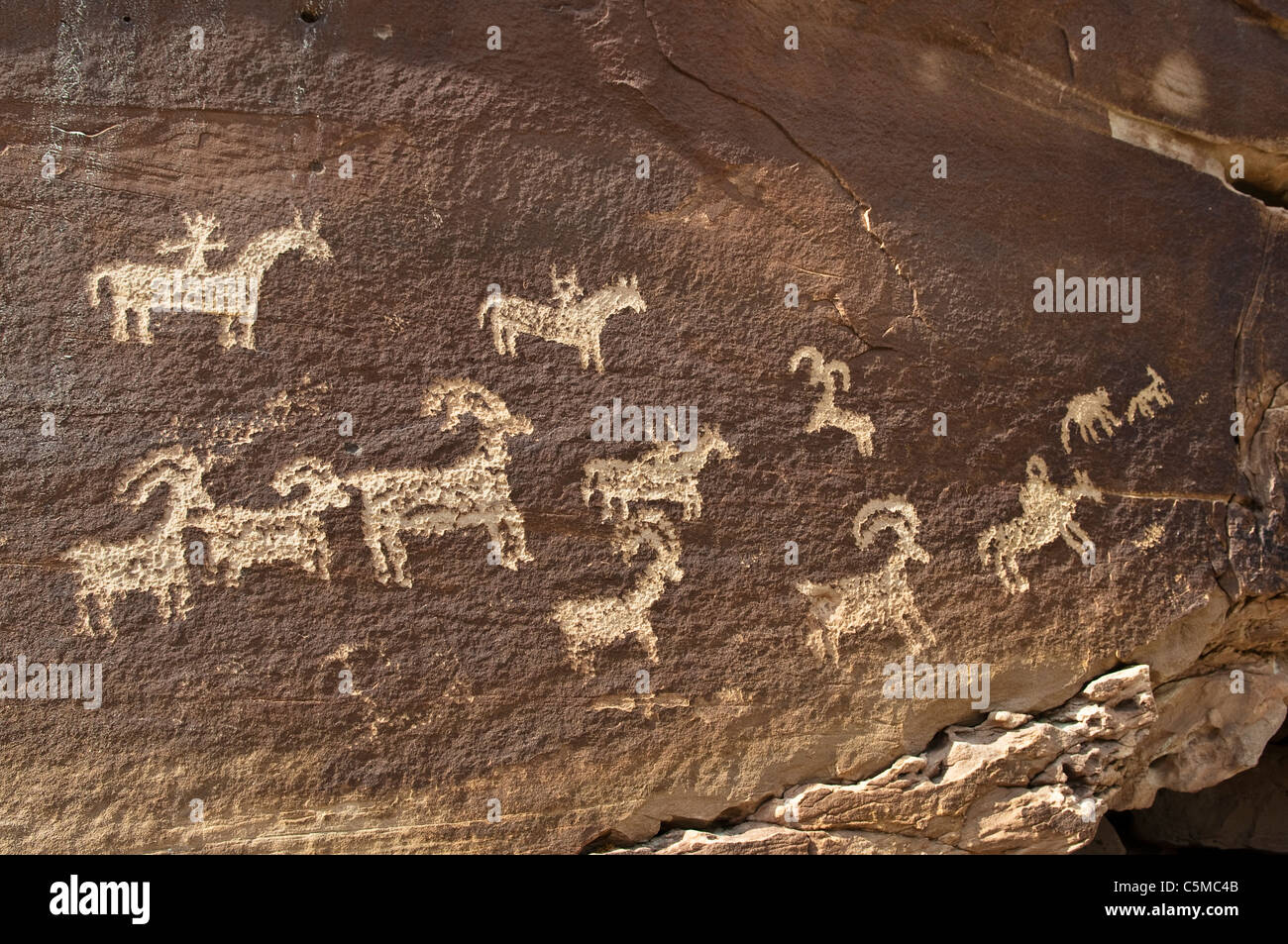 Incisioni rupestri di nativi americani, circa 1500 anni, vicino WOLF Ranch, il Parco Nazionale di Arches, Utah, Stati Uniti d'America Foto Stock