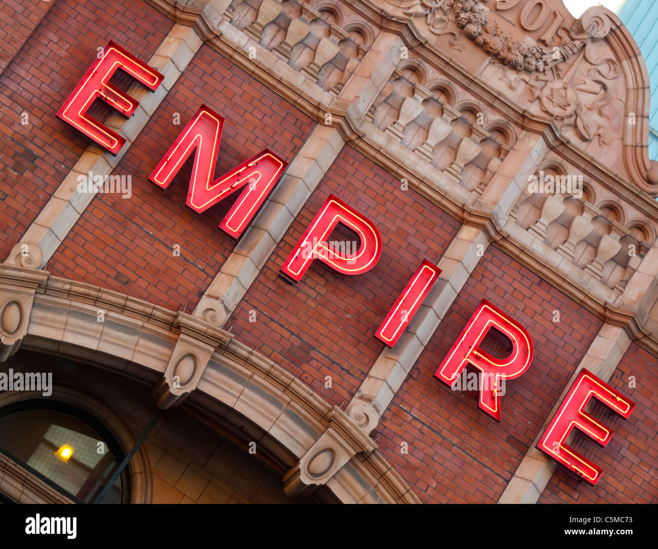 Cartello luminoso al di fuori del Hackney Empire Theatre di East London REGNO UNITO costruito nel 1901 dall'architetto Frank Matcham Foto Stock
