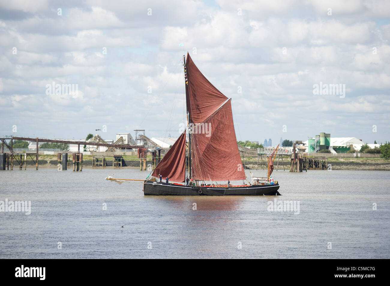 Thames tradizionale chiatta a vela che viaggiano a valle lungo il fiume Tamigi a Dagenham Essex. Foto Stock