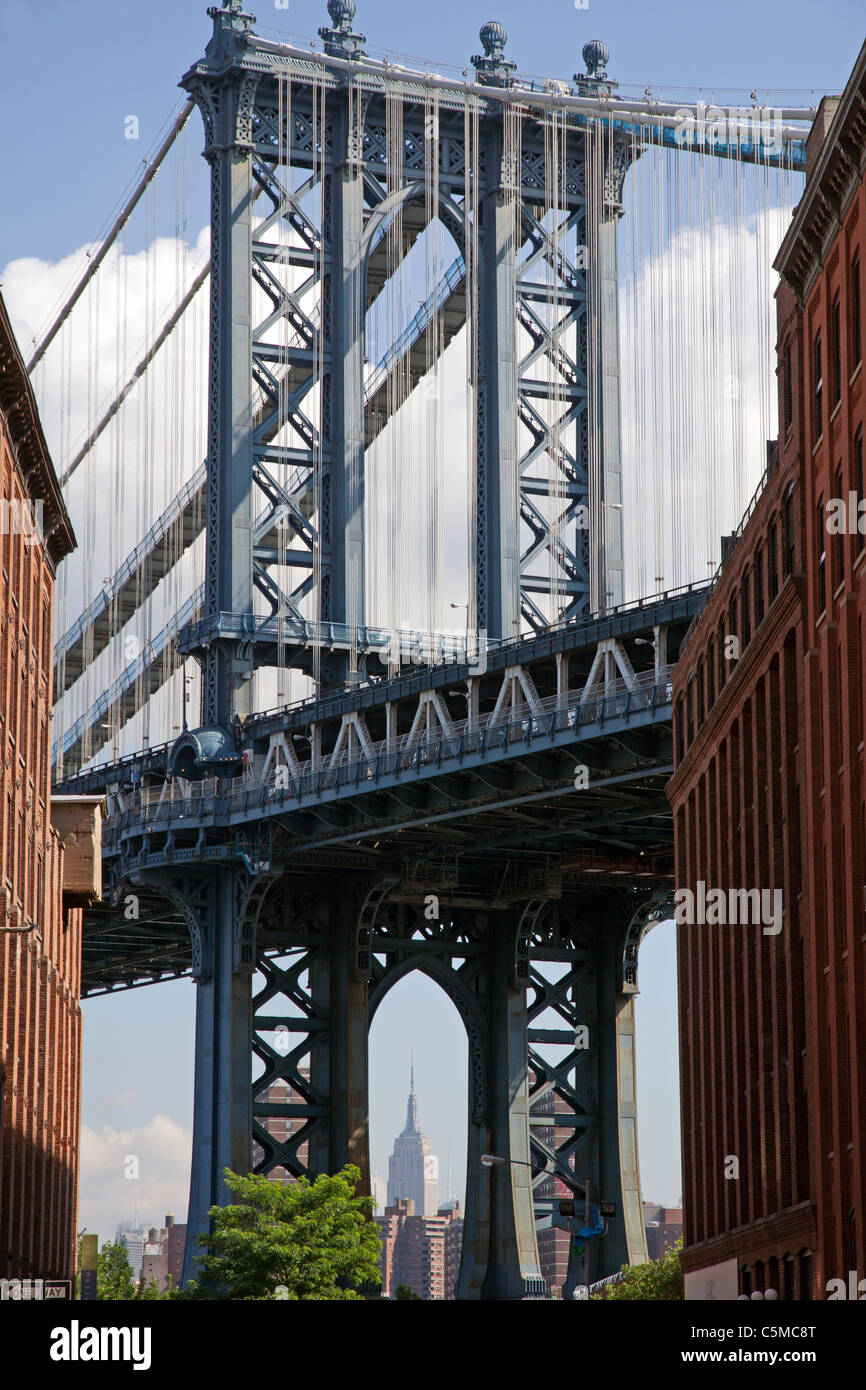 Manhattan Bridge come visto da Brooklyn New York con una vista dell'Empire State building nella distanza USA Foto Stock