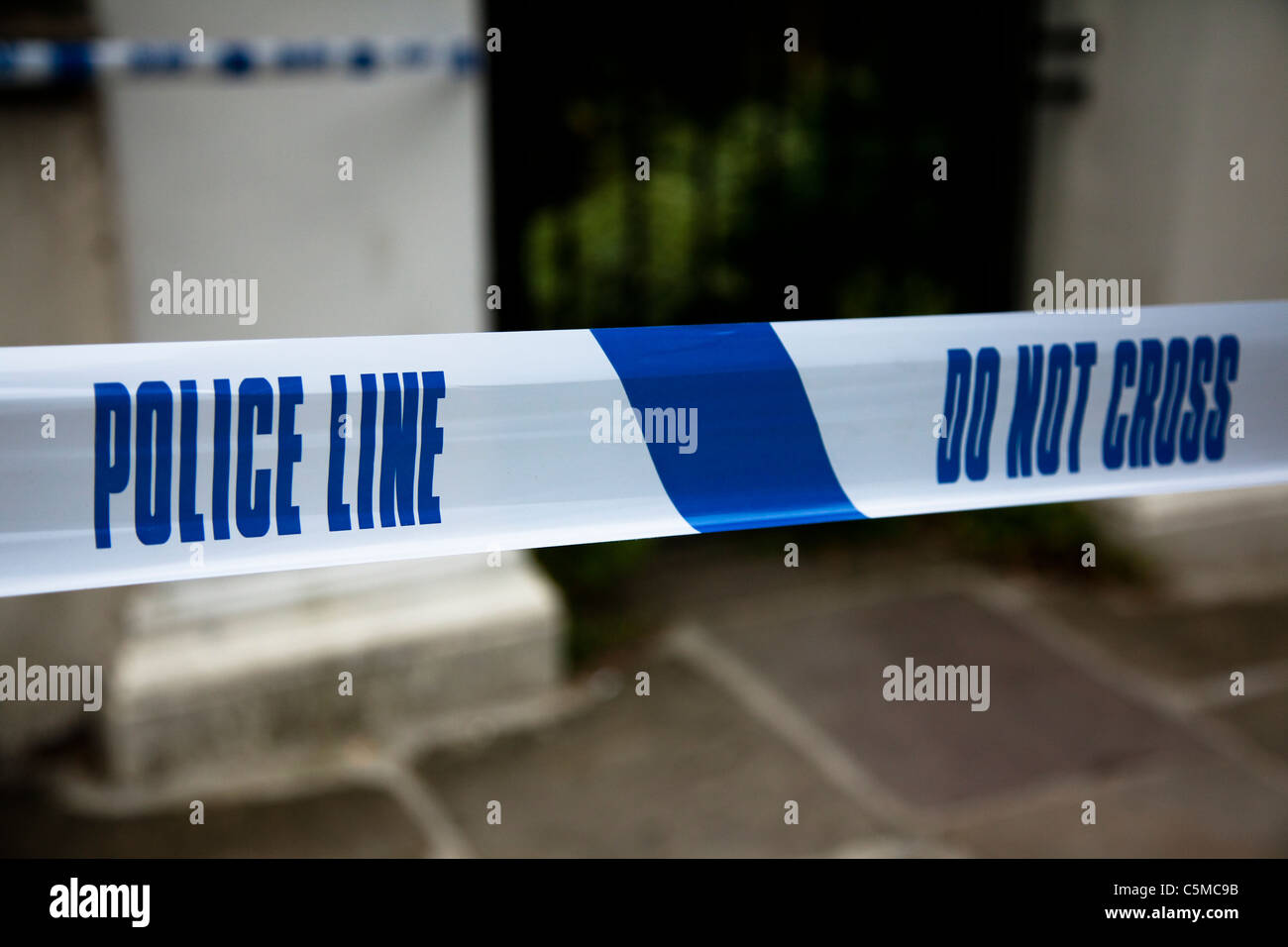 Nastro di polizia segnando un cordoned fuori area. Foto Stock
