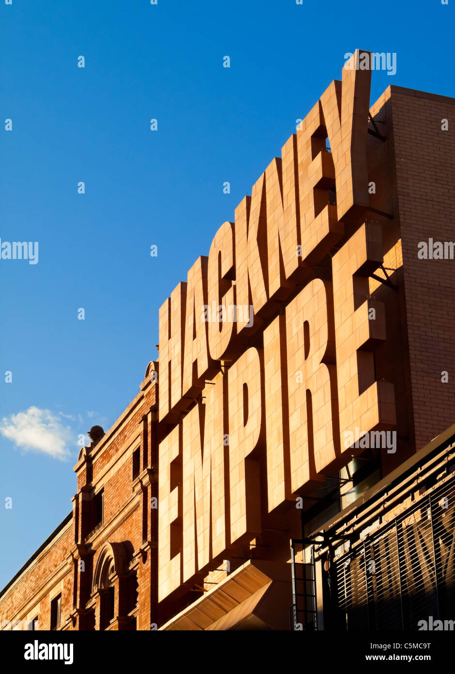 Vista del 2004 ristrutturato parte dell'Hackney Empire Theatre di East London REGNO UNITO costruito nel 1901 dall'architetto Frank Matcham Foto Stock