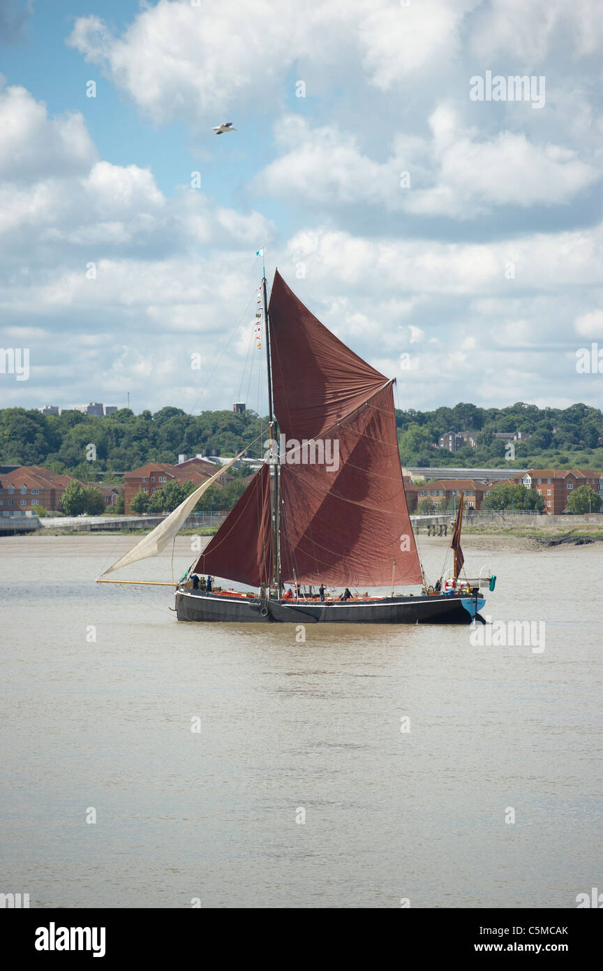 Thames tradizionale chiatta a vela che viaggiano a valle lungo il fiume Tamigi a Dagenham Essex. Foto Stock