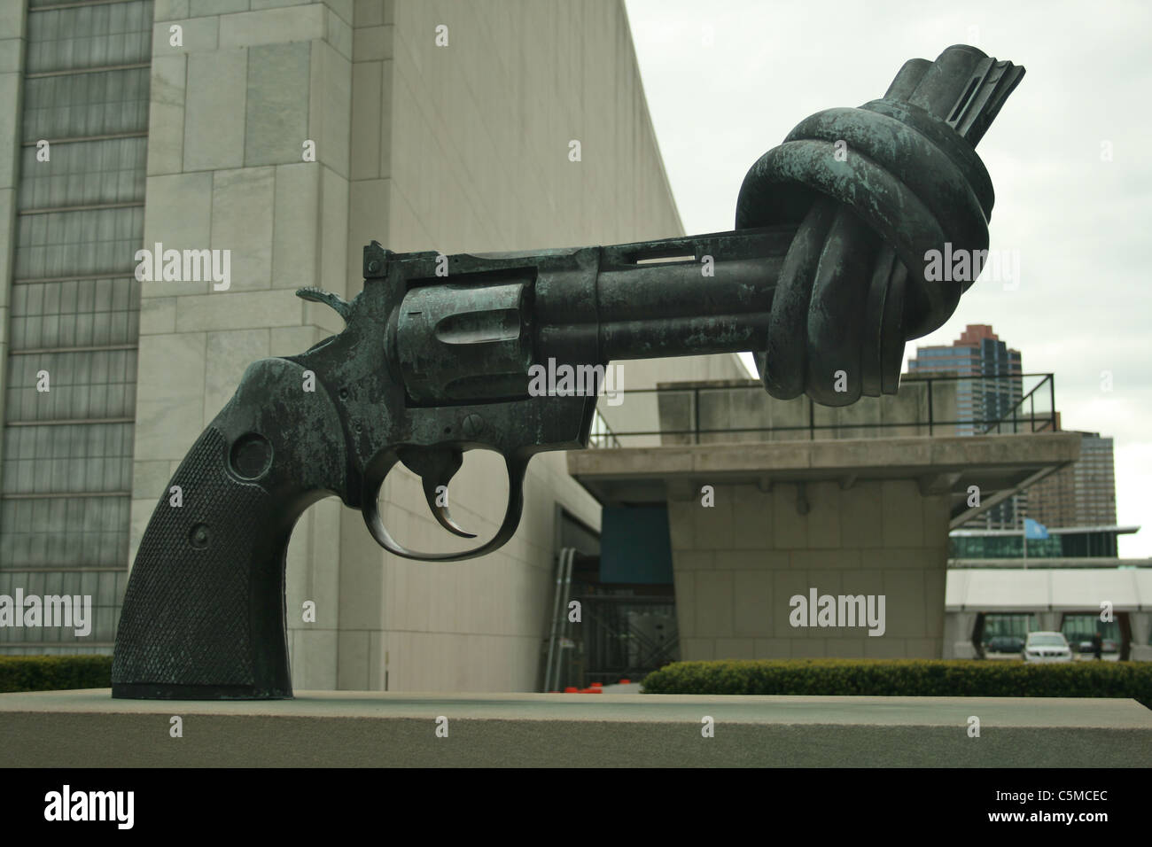 Pistola annodato scultura edificio DELLE NAZIONI UNITE Foto Stock