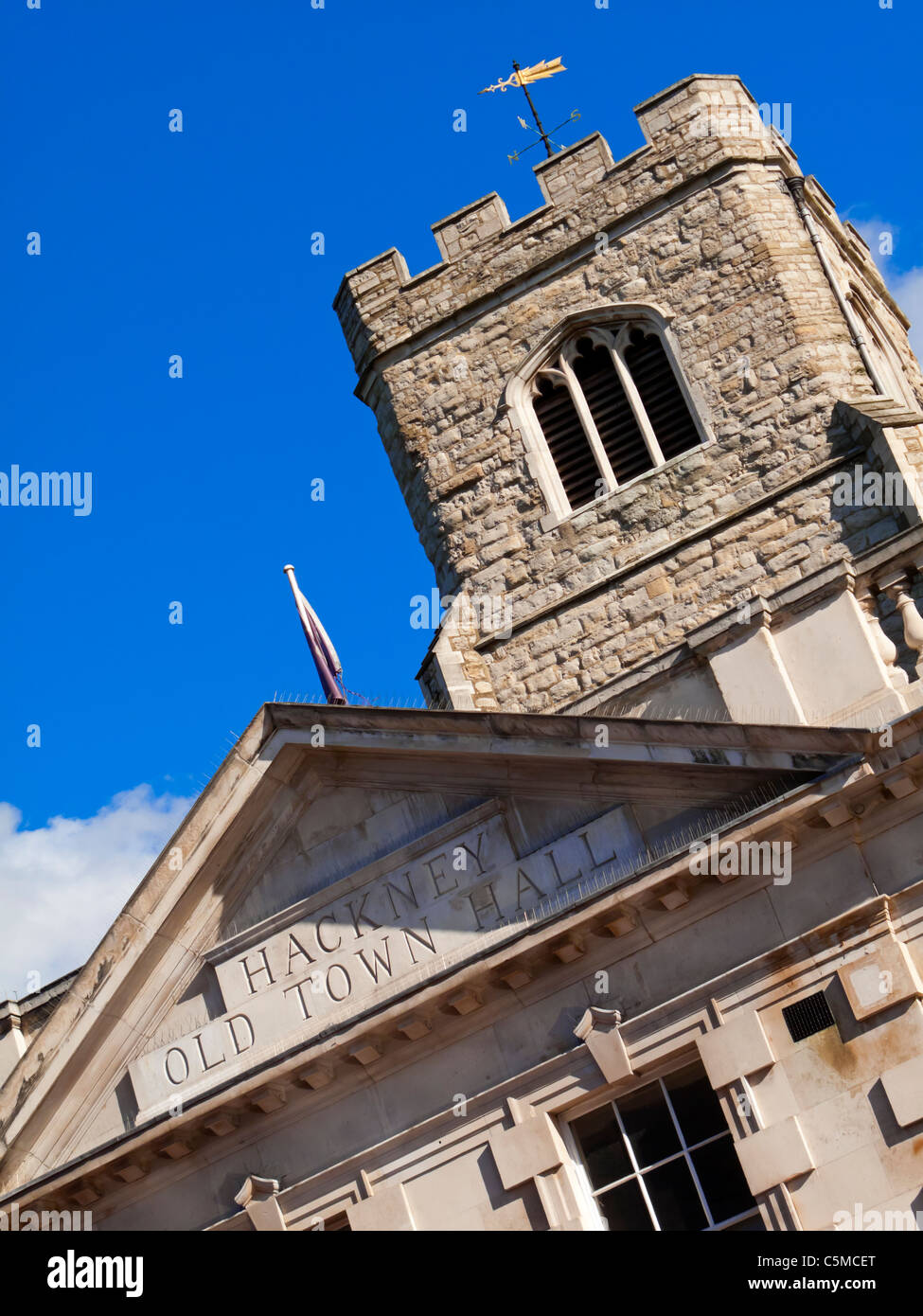 Hackney Vecchio Municipio con il tredicesimo secolo sant Agostino la torre visibile dietro a Hackney Central East London Inghilterra England Regno Unito Foto Stock