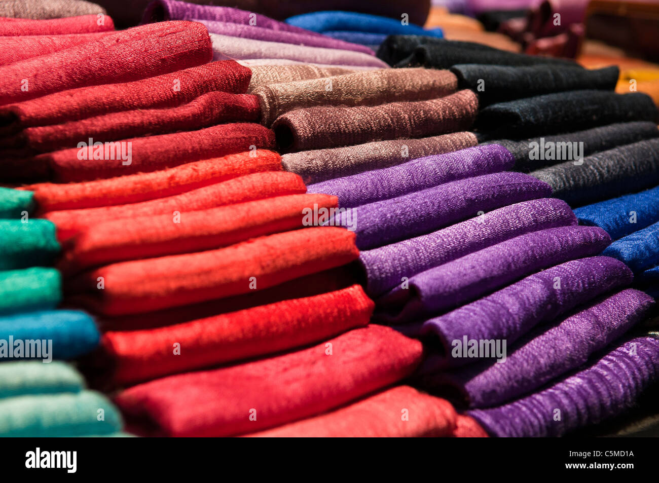 Colorati tessuti di seta sul display a un mercato in stallo Foto Stock