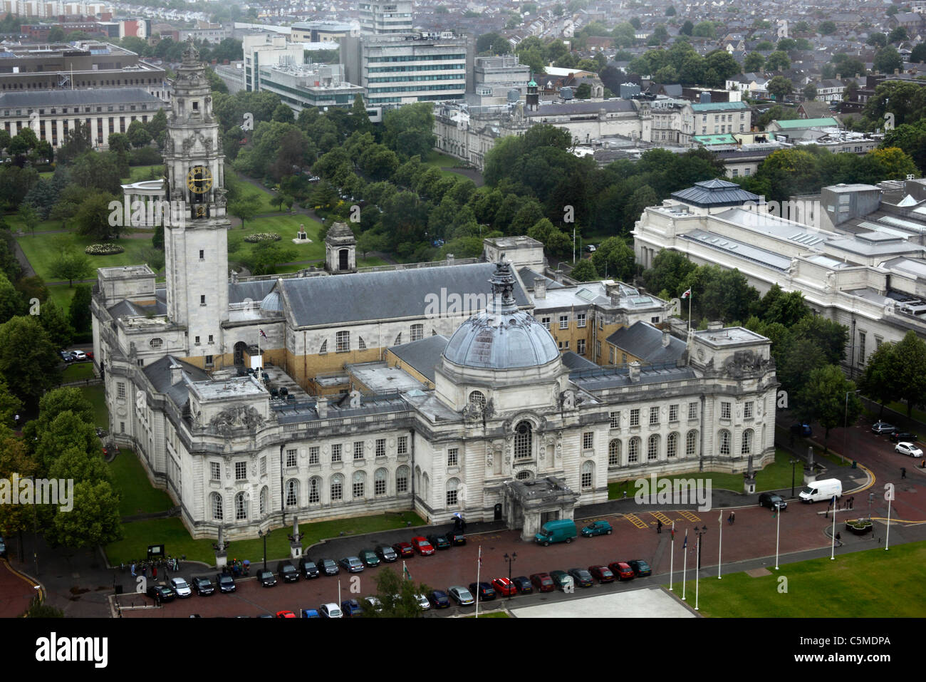 Vista aerea del Municipio di Cardiff, preso da un alto edificio nelle vicinanze, Cardiff, South Glamorgan, Galles, Regno Unito Foto Stock