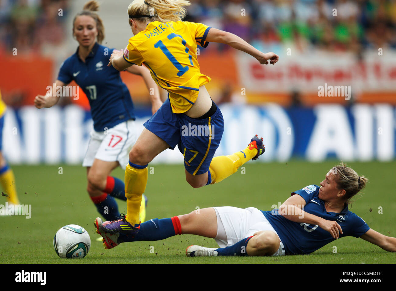Camille Abily di Francia (R) affronta Lisa Dahlkvist di Svezia (L) durante la partita del terzo posto della Coppa del mondo femminile 2011 il 16 luglio 2011 alla Rhein Neckar Arena di Sinsheim, Germania. Solo per uso editoriale. Uso commerciale vietato. Foto Stock