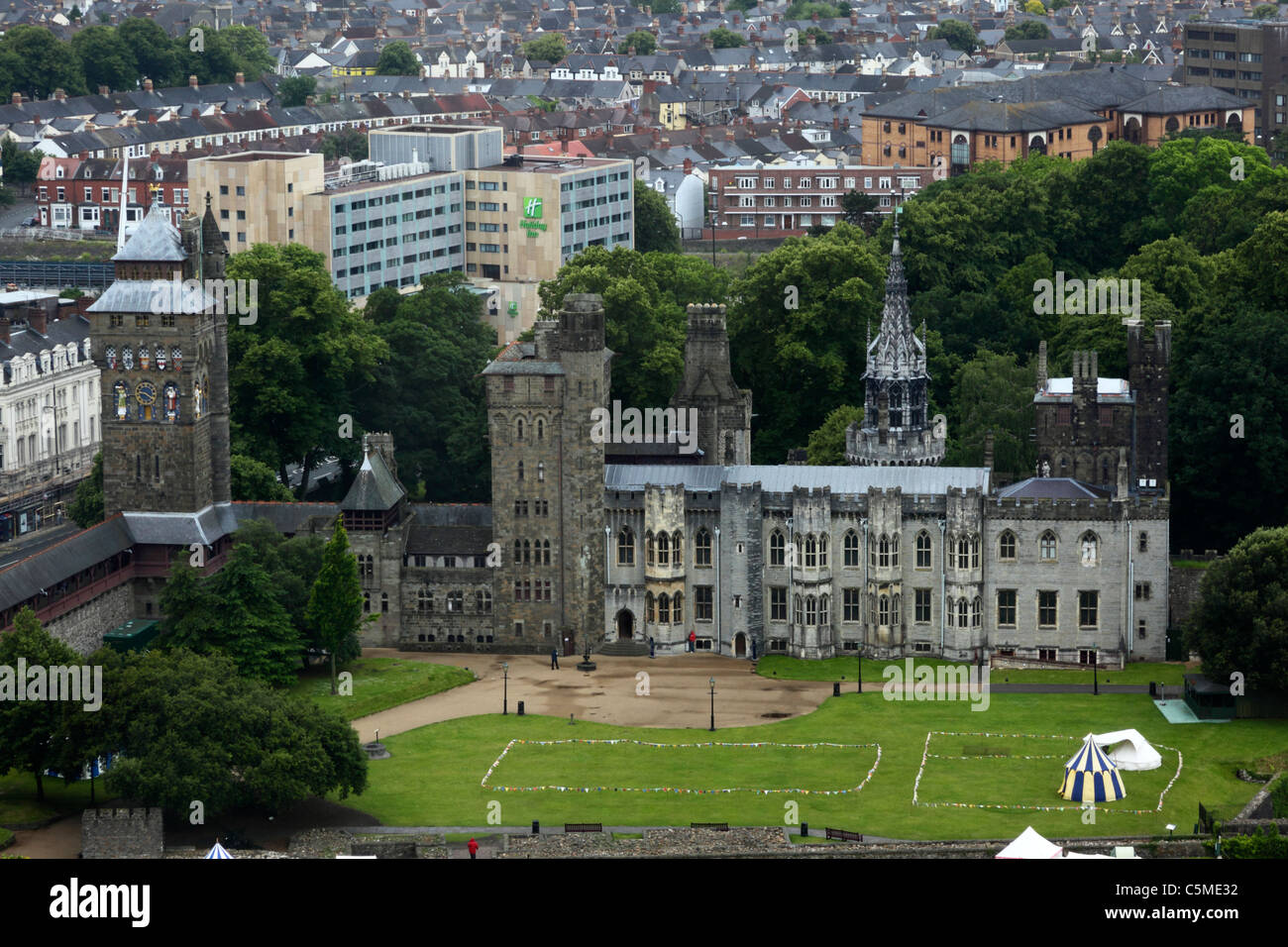 Vista aerea della residenza vittoriana in stile gotico e della torre dell'orologio (L) del Castello di Cardiff, tratta da un alto edificio nelle vicinanze, Cardiff, Galles Foto Stock