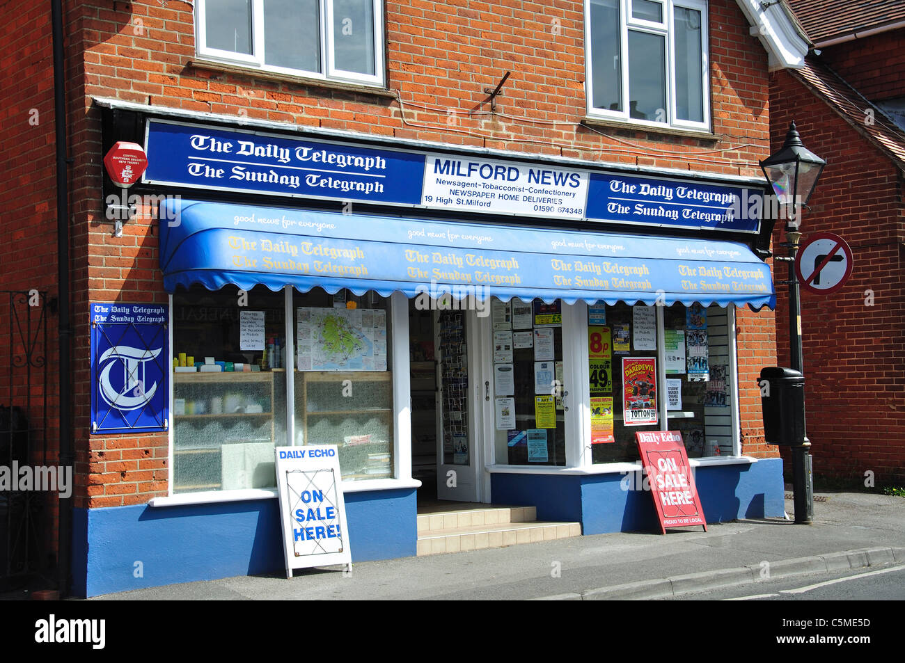 Milford giornalaio, High Street, Milford-on-Sea, Hampshire, Inghilterra, Regno Unito Foto Stock