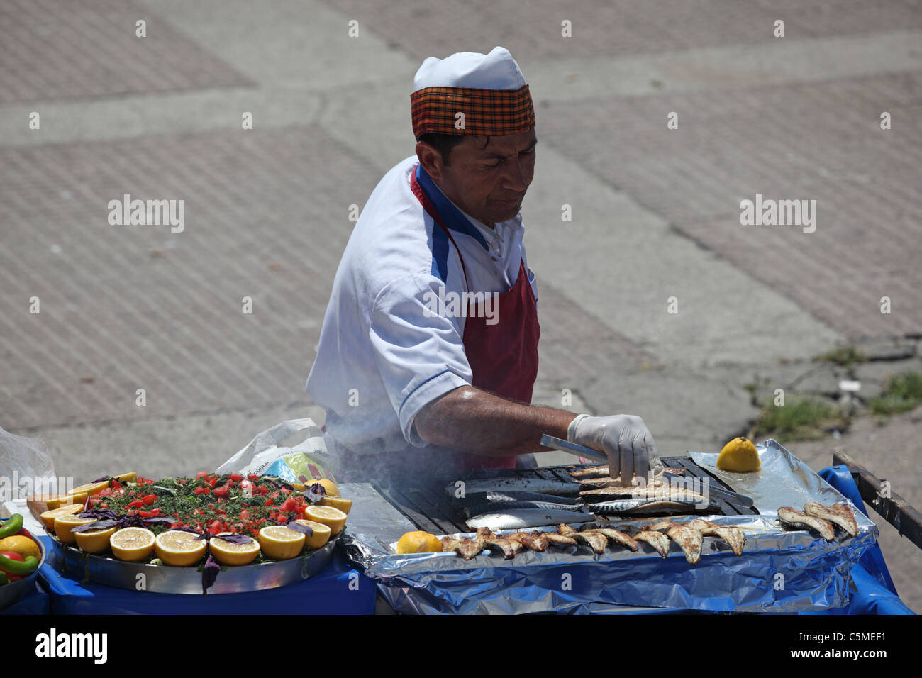 Balik Ekmek (pesce sandwich di pane) venditore presso il Ponte di Galata a Istanbul, Turchia Foto Stock