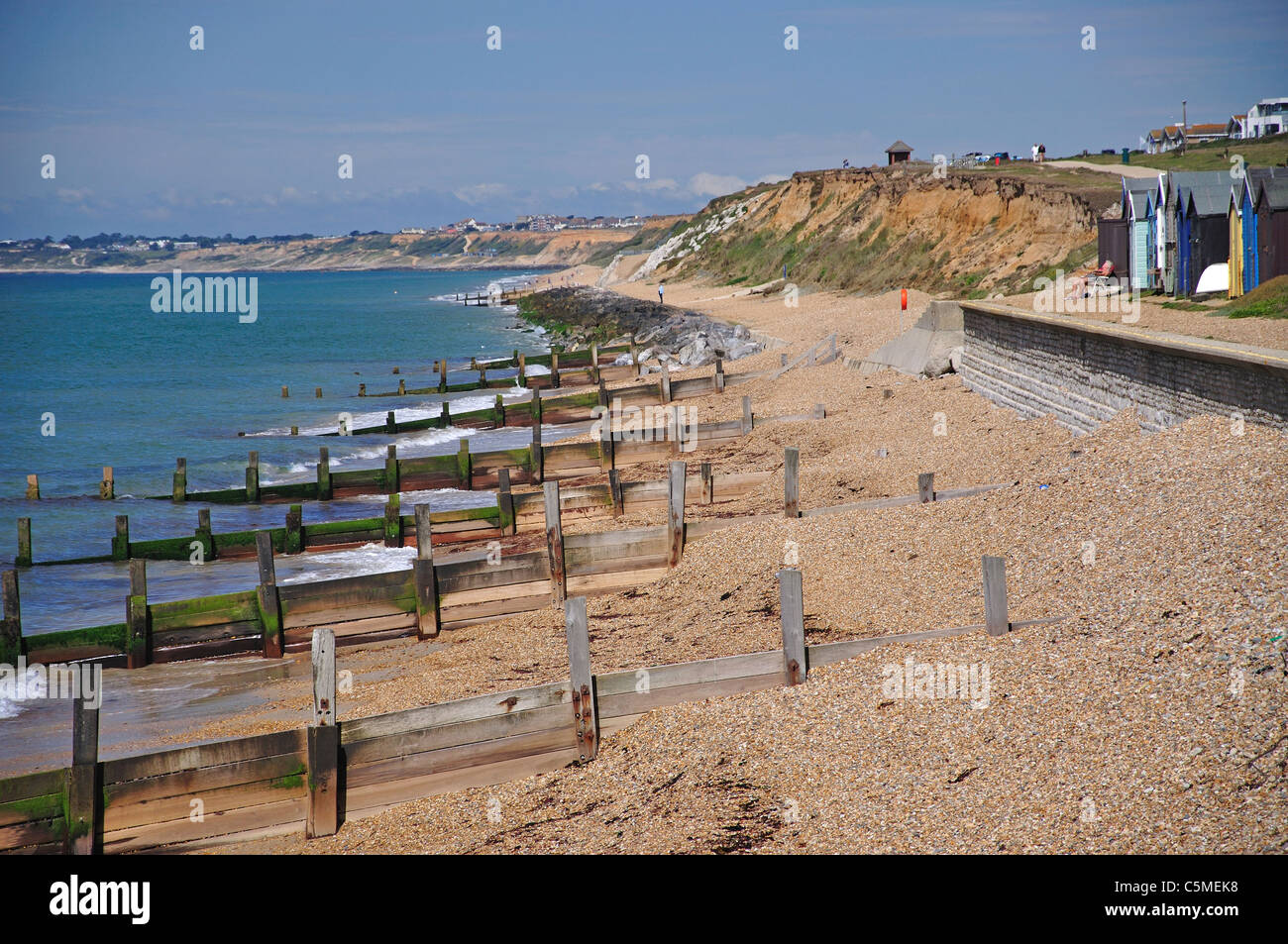 Spiaggia vista che mostra i frangiflutti in legno, Milford-on-Sea, Hampshire, Inghilterra, Regno Unito Foto Stock