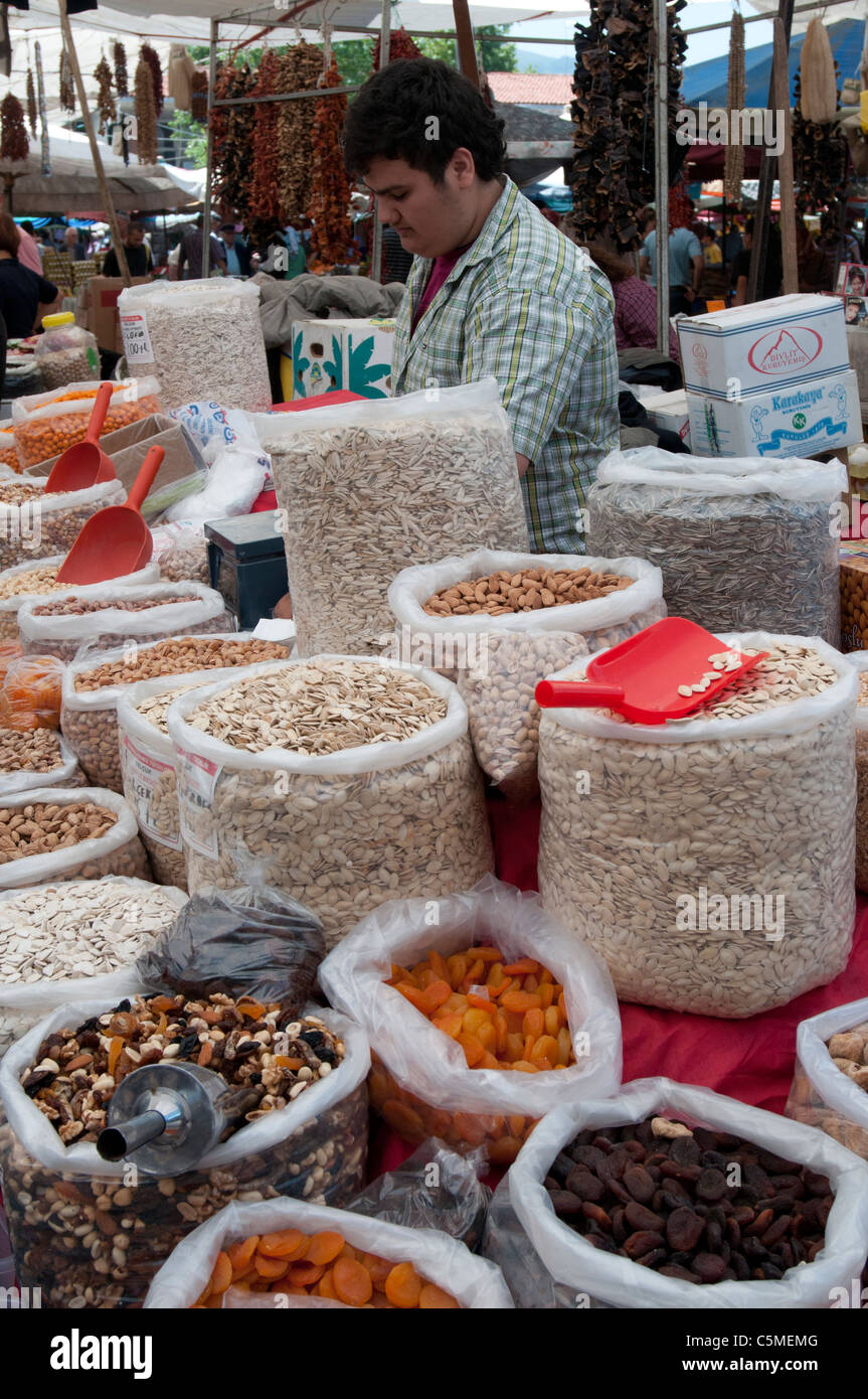 La vendita di noci, legumi e frutta secca al mercato settimanale a Selcuk, Turchia occidentale Foto Stock