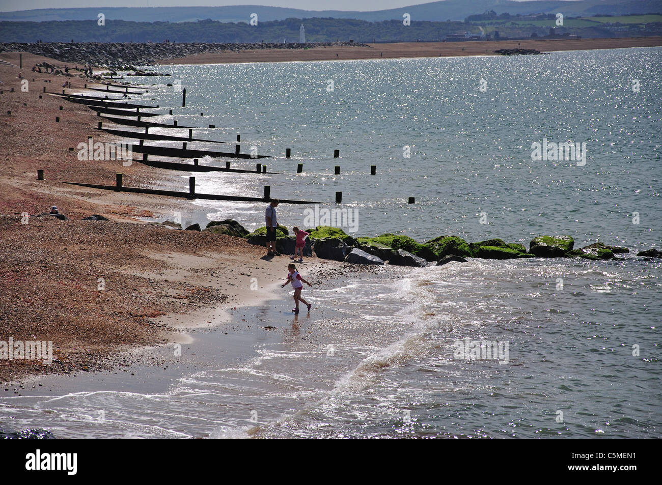 Spiaggia vista che mostra i frangiflutti in legno, Milford-on-Sea, Hampshire, Inghilterra, Regno Unito Foto Stock