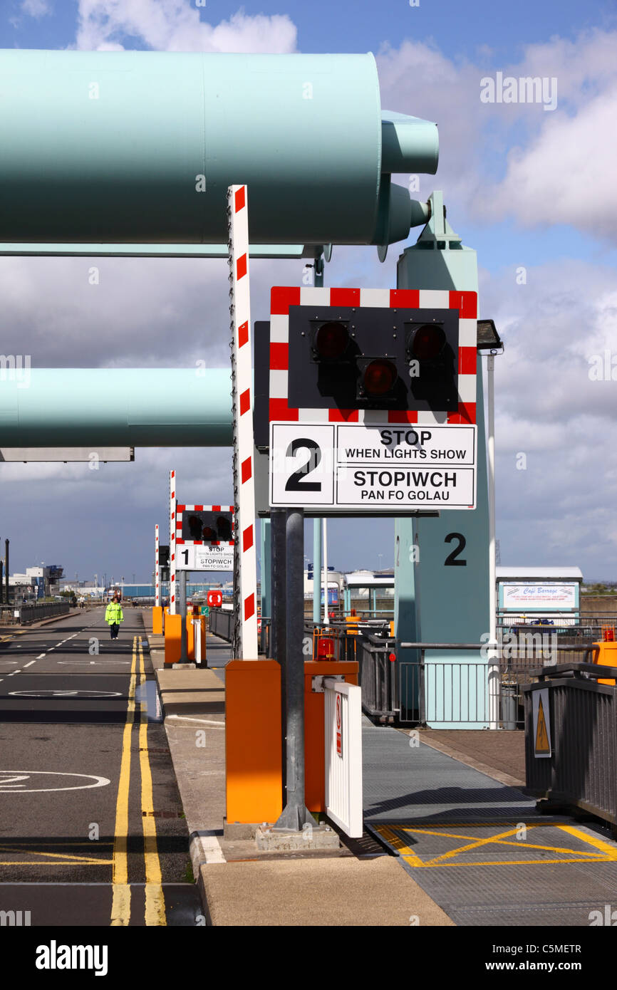 Luci per il controllo del traffico in bilico il ponte di sollevamento, Cardiff Bay Barrage , Cardiff, South Glamorgan, Wales, Regno Unito Foto Stock