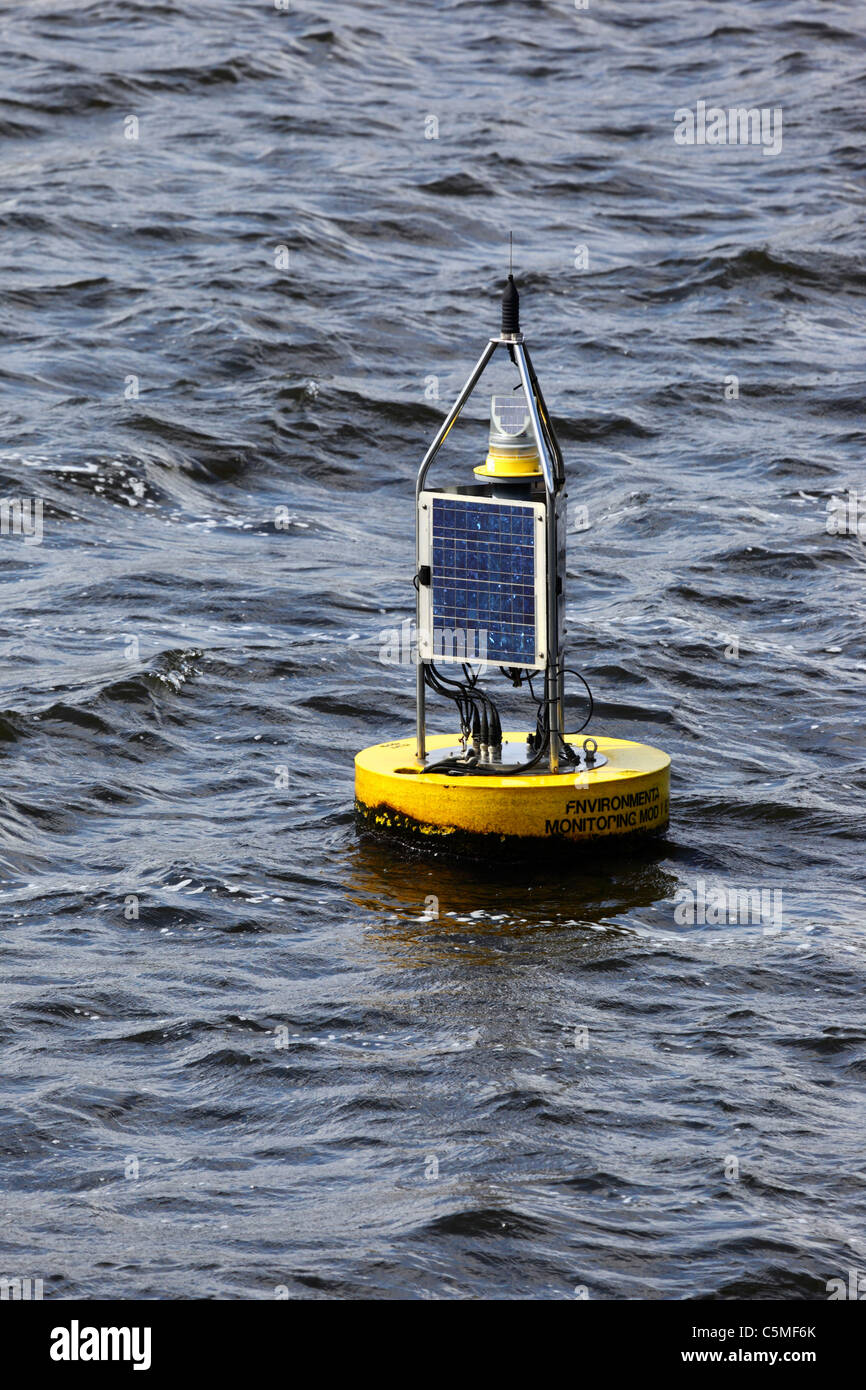 Piattaforma per moduli ambientali/boa a baia YSI EMM700 a energia solare per il monitoraggio della qualità dell'acqua nella baia di Cardiff, South Glamorgan, Galles, Regno Unito Foto Stock