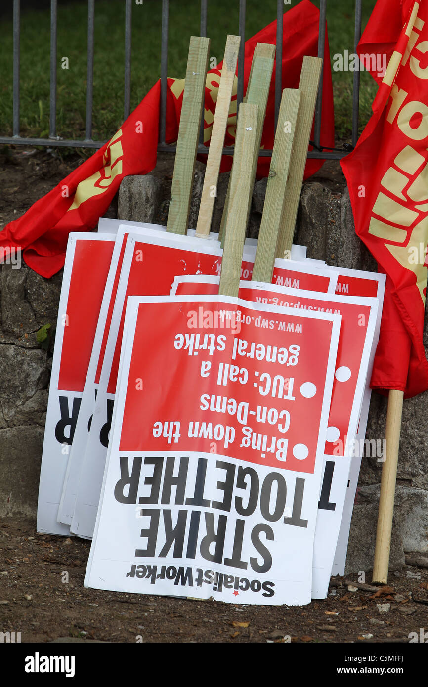 Schede di protesta e cartelloni in attesa di essere utilizzati a una protesta al governo tagli in Brighton, East Sussex, Regno Unito. Foto Stock