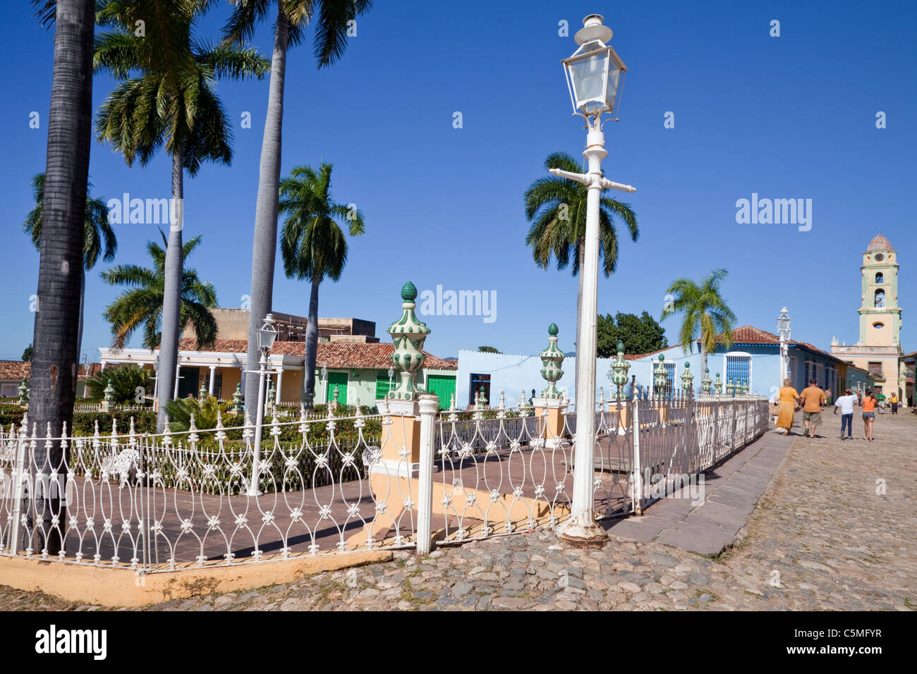 Cuba Trinidad. Plaza Mayor. Torre Campanaria del convento di San Francisco, estrema destra. Foto Stock